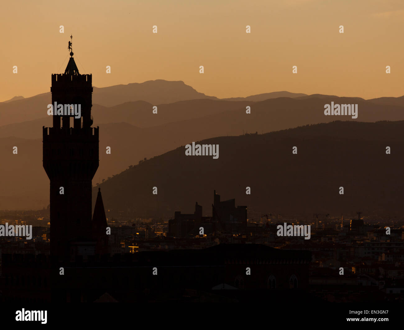 Italia, Florencia, Torres en la ciudad al atardecer Foto de stock