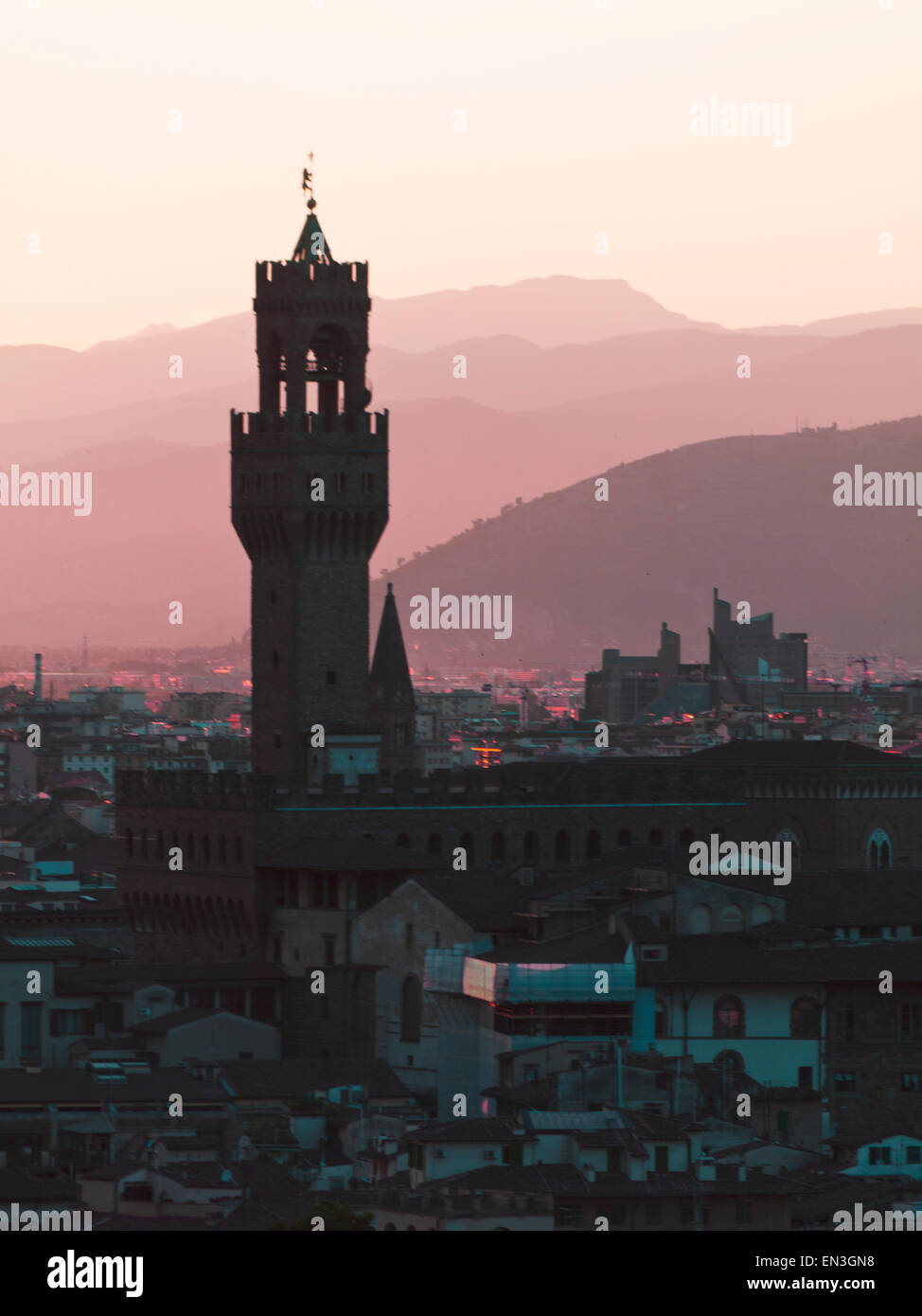 Italia, Florencia, Torres en la ciudad al atardecer Foto de stock
