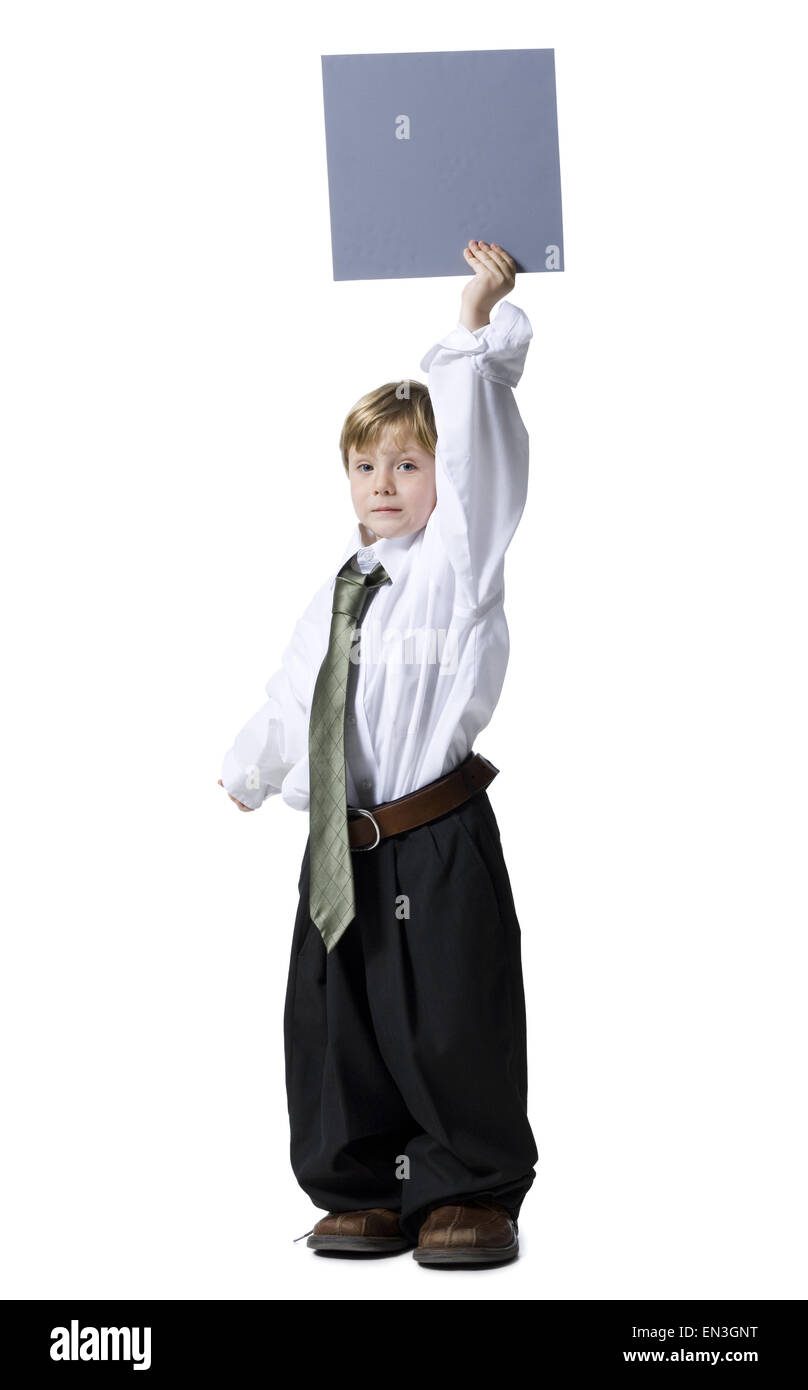 Chico vestido como ejecutivo de negocios con signo en blanco Foto de stock