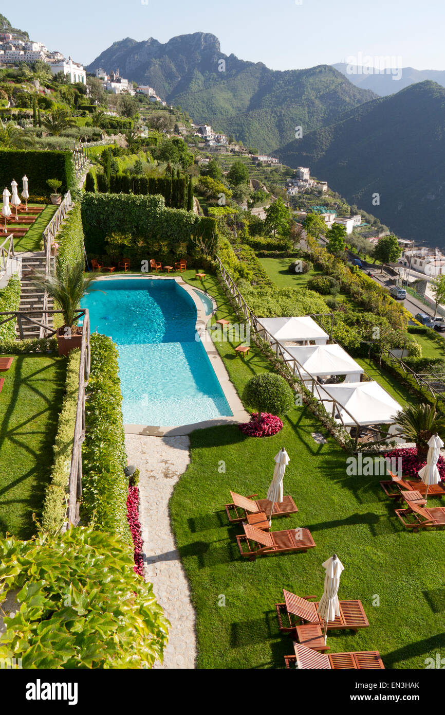 Italia, Ravello, terraza con piscina en la colina Foto de stock