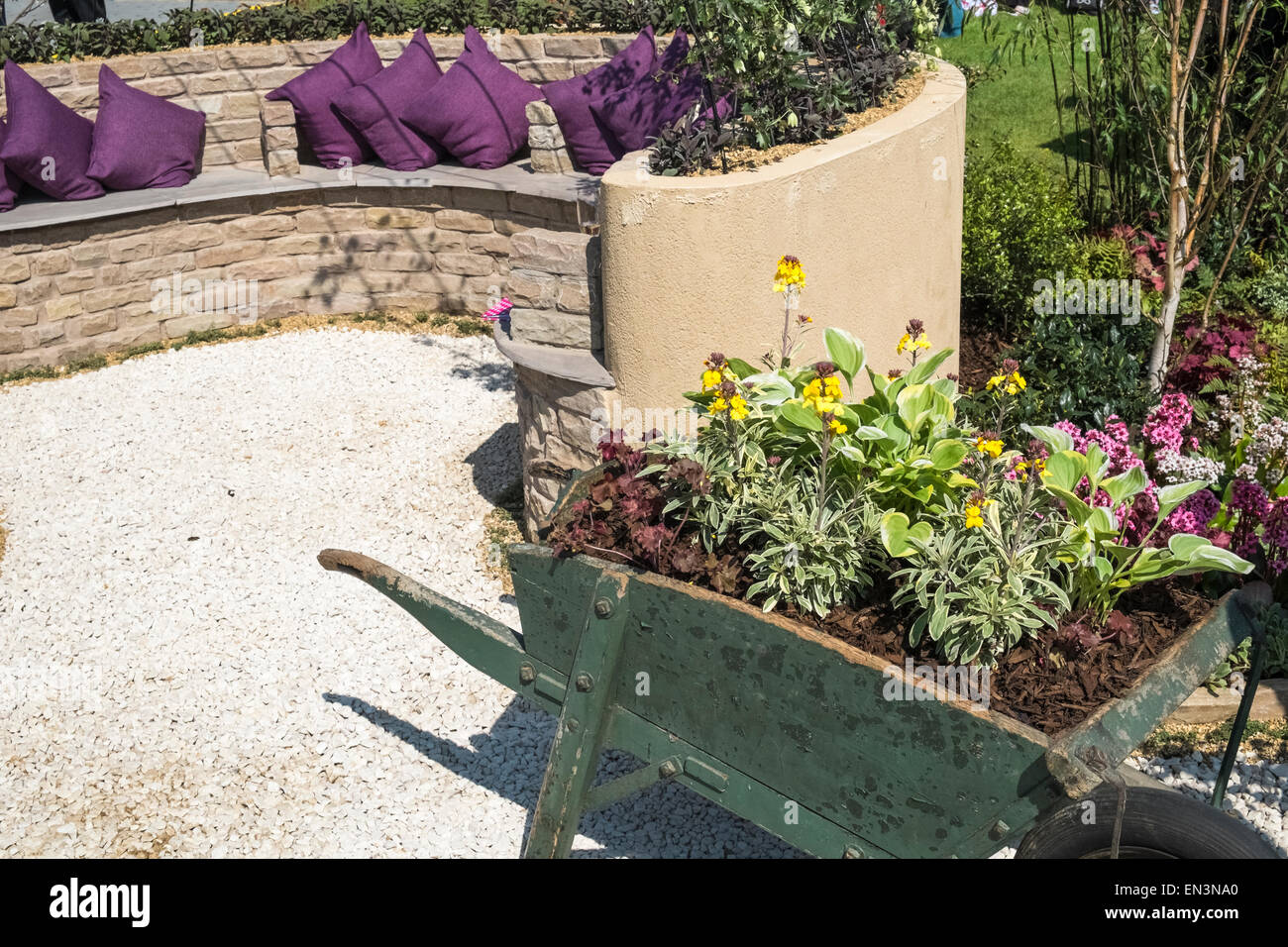 Caracteristicas De Diseno Pequeno Jardin Con Asientos Y Pared De