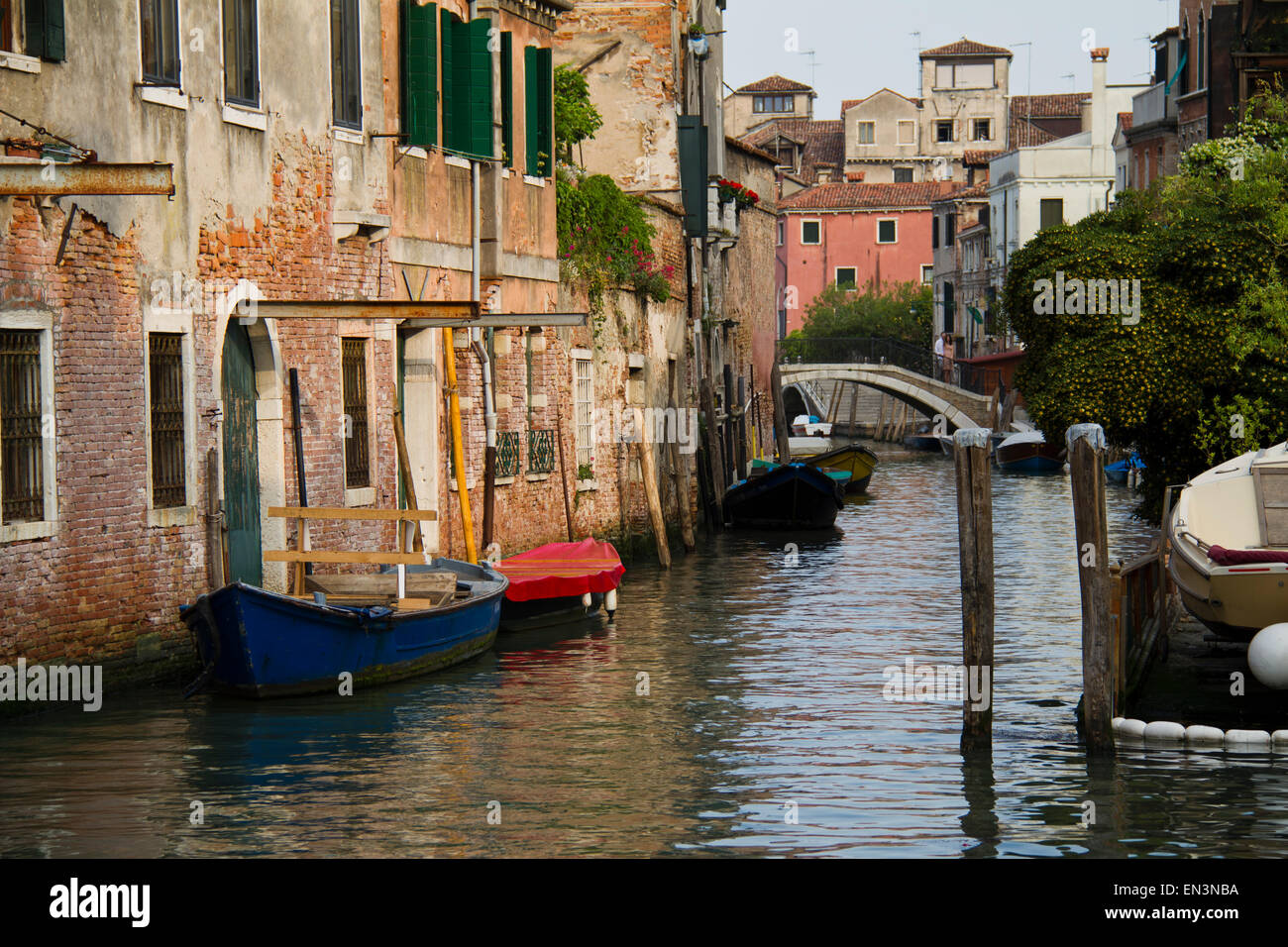 Italia, Venecia, vista escénica en un canal con botes de remo Foto de stock
