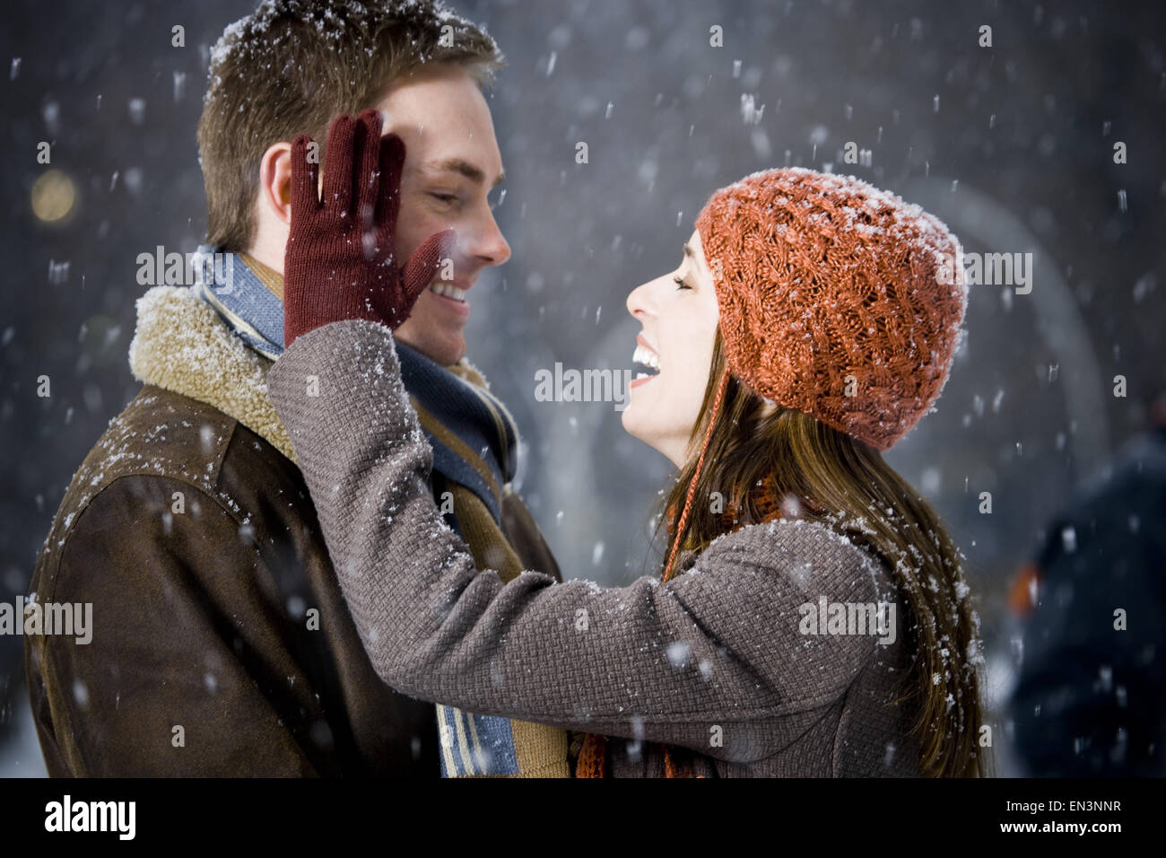 El hombre y la mujer al aire libre en invierno sonriendo Foto de stock
