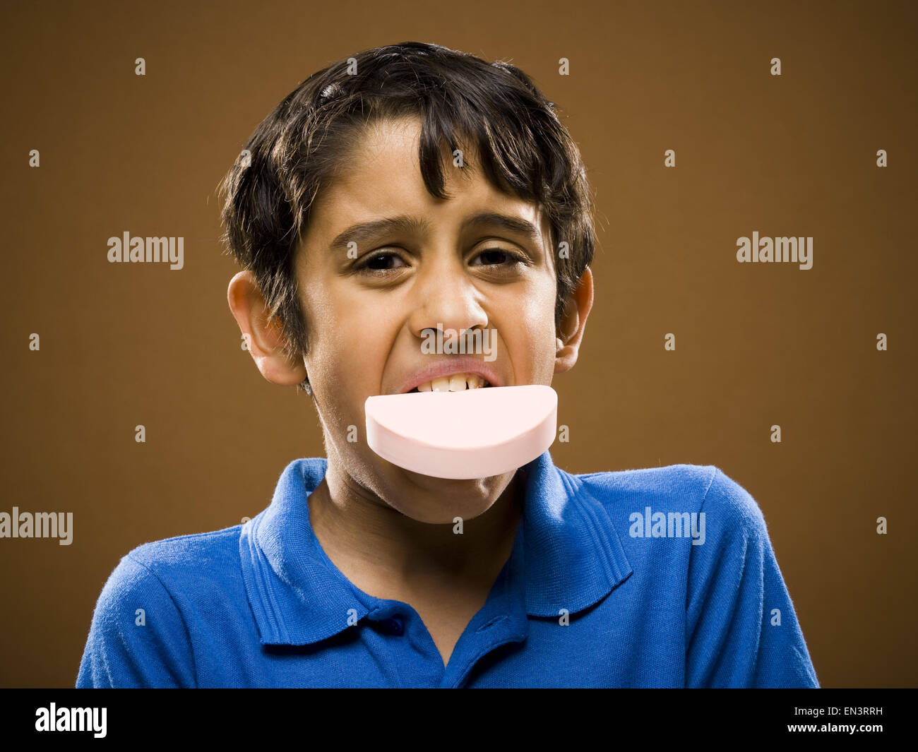 Chico con barra de jabón en la boca Fotografía de stock - Alamy