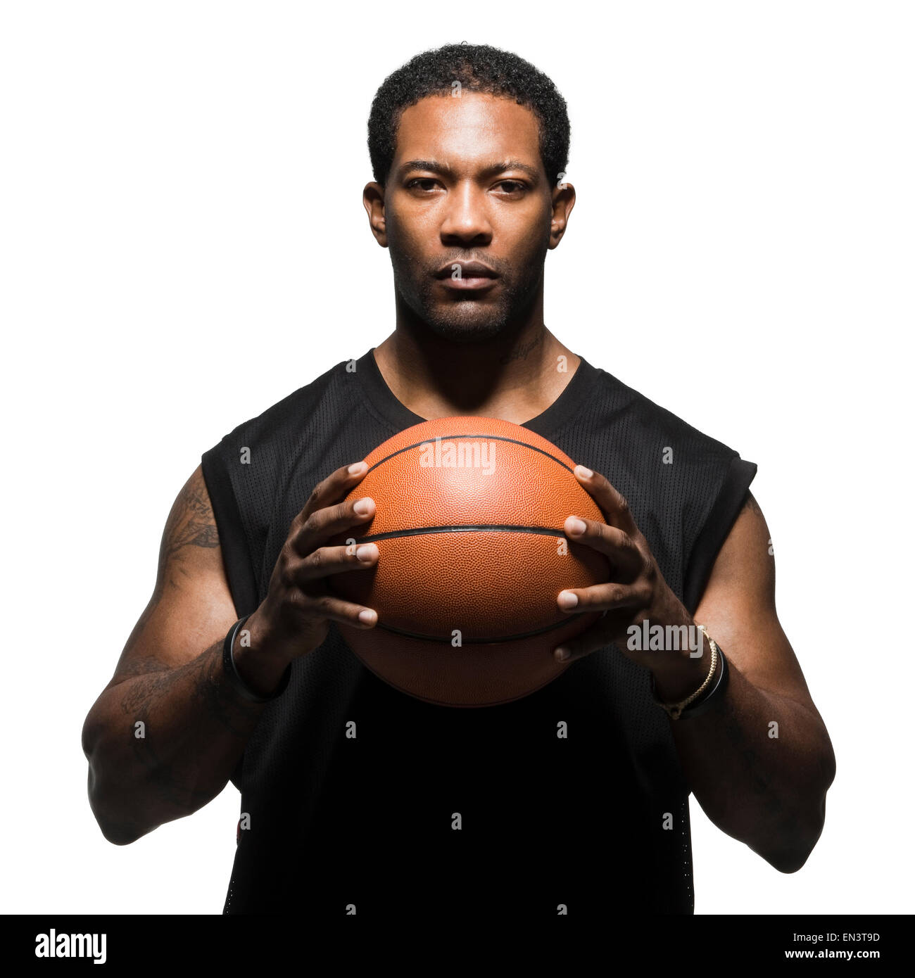 Retrato del jugador de baloncesto masculino sosteniendo la bola Foto de stock