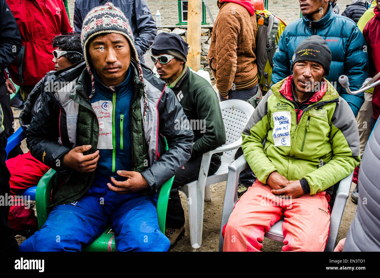 26.04.2015 Pheriche, Khumbu, Nepal. Los escaladores lesionados, heridos en una avalancha que afectó el campamento base del Everest, espere en la aldea de Pheriche para evacuación después de ser tratadas por médicos de la Asociación de Rescate del Himalaya. El viento de una enorme avalancha en el Pumori, causada por el sábado (25.04.2015) terremoto, atacó en el campamento base del Everest, cientos de escaladores de golpeteo de sus pies, aplanamiento de las carpas y extendiendo el engranaje a través del glaciar. Más de 70 escaladores resultaron gravemente heridos y al menos 14 resultaron muertos. Foto de stock