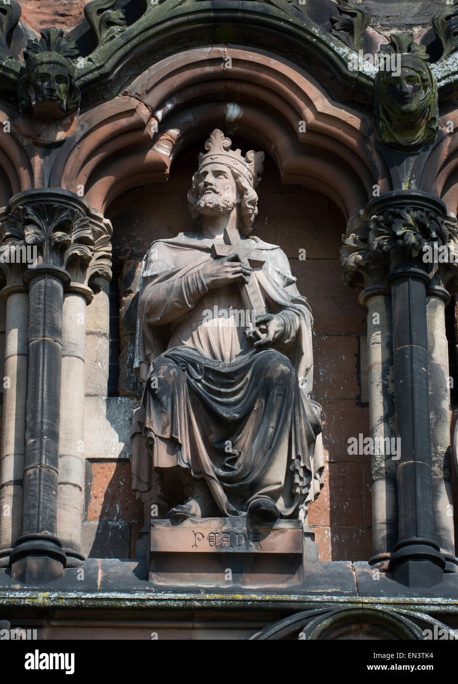 Estatua De Penda Rey De Mercia En El Frente Occidental De La Catedral De Lichfield Lichfield Staffordshire Inglaterra Fotografia De Stock Alamy