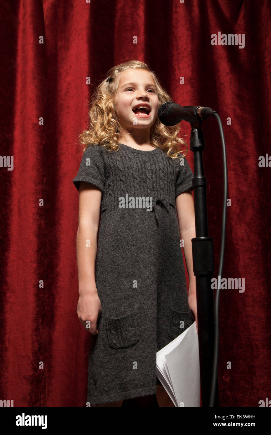 Estados Unidos, Utah, Orem, Retrato de niña (8-9) cantando con micrófono Foto de stock