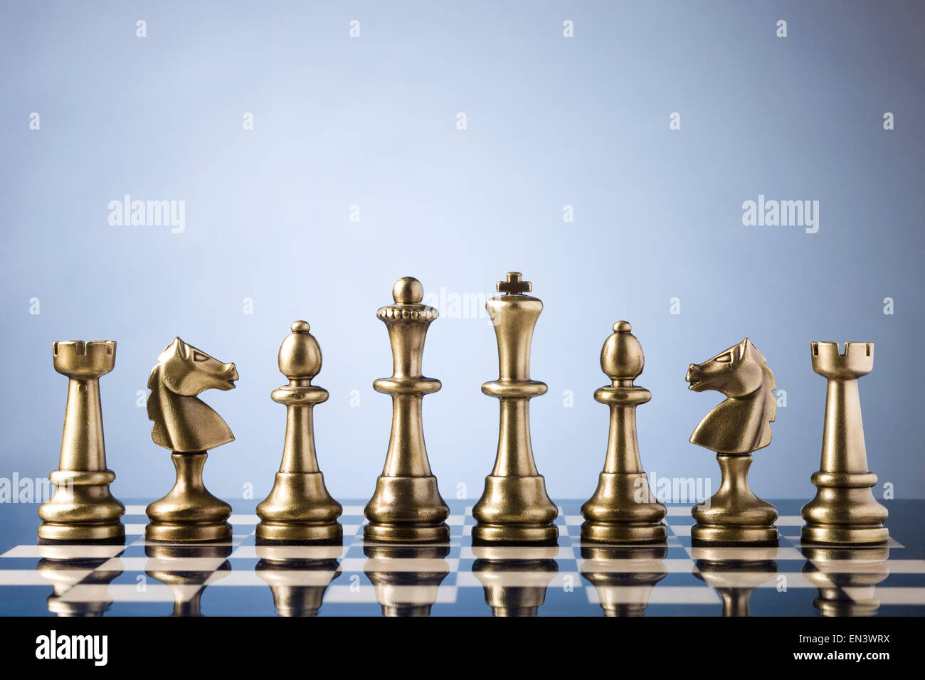 El entorno de color amarillo vibrante enmarca elegantemente el tablero de  ajedrez y sus piezas.