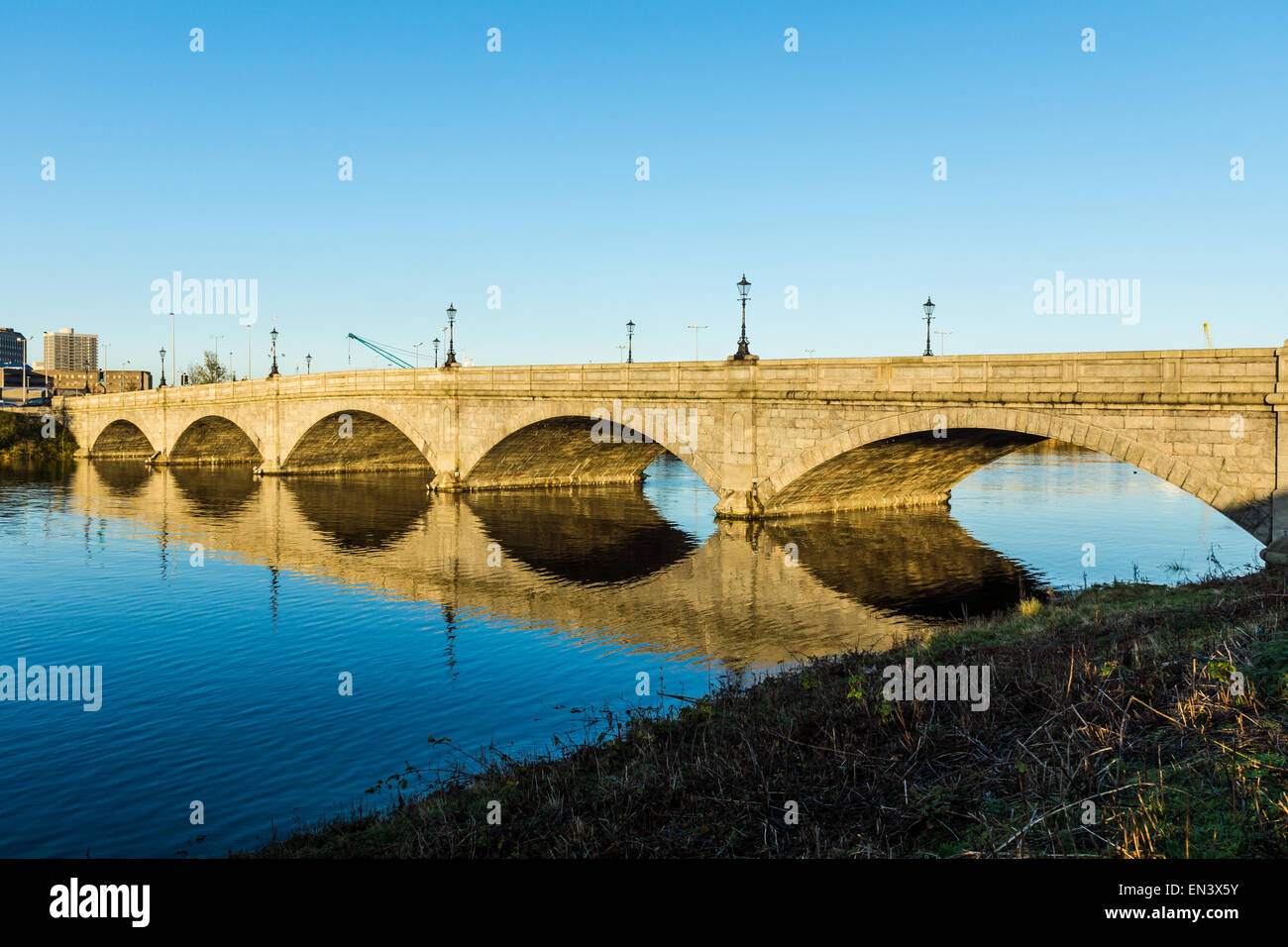 Victoria Bridge cruza el río Dee en Aberdeen, Escocia. Foto de stock