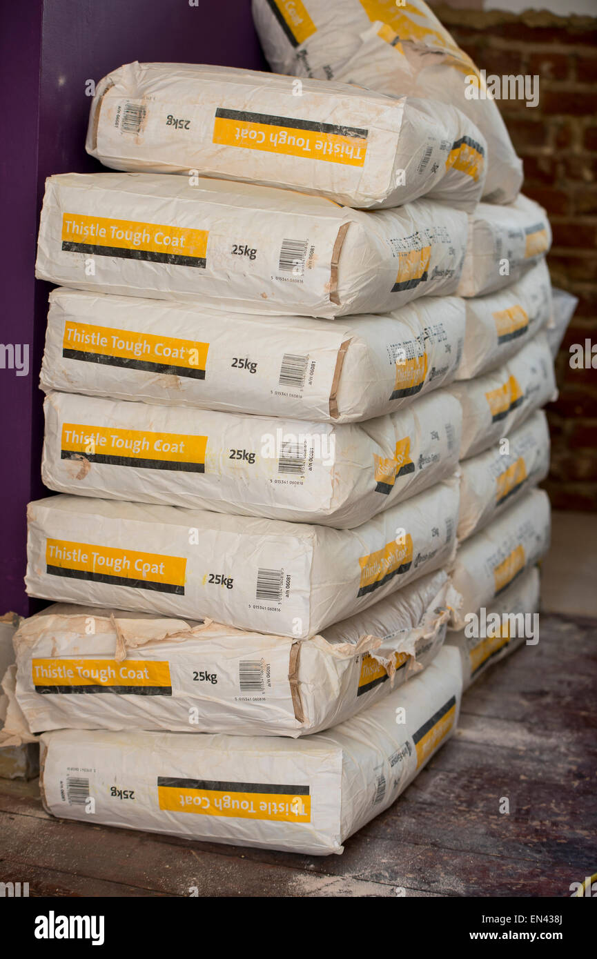 Una pila de 25kg thistle dura costa bolsas de yeso apilados en un sitio  Fotografía de stock - Alamy