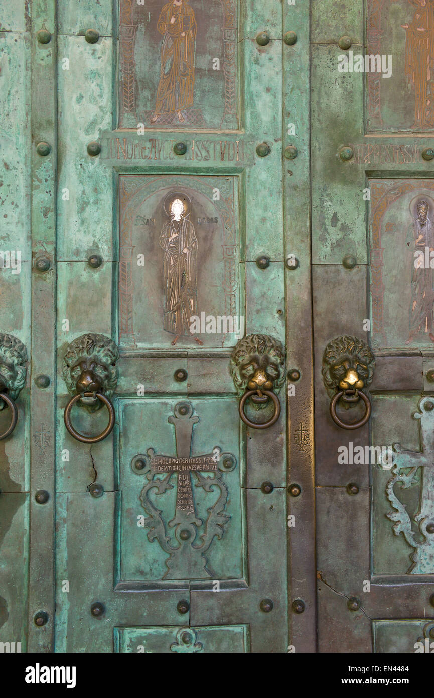 Puertas de Bronce, que datan del siglo XI en el Duomo di Sant'Andrea, la  Catedral de St Andrew, Amalfi, Campania, Italia Fotografía de stock - Alamy