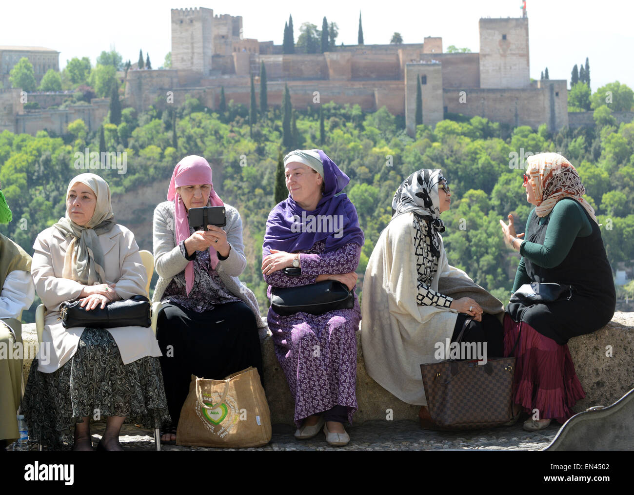 Las mujeres musulmanas sentados hablando en Granada España Foto de stock