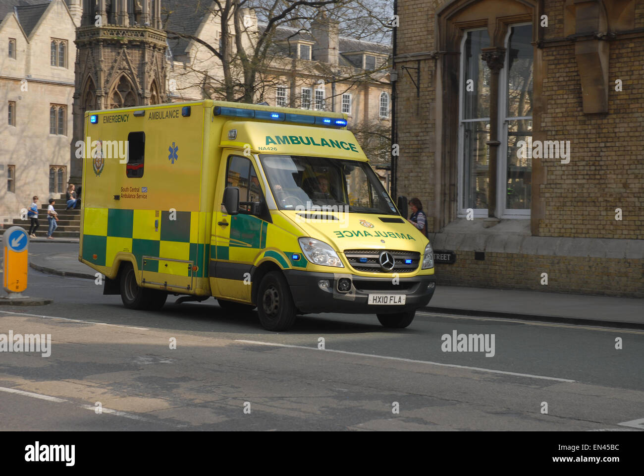 Ambulancia con luz azul parpadeando, Oxford, Inglaterra Foto de stock