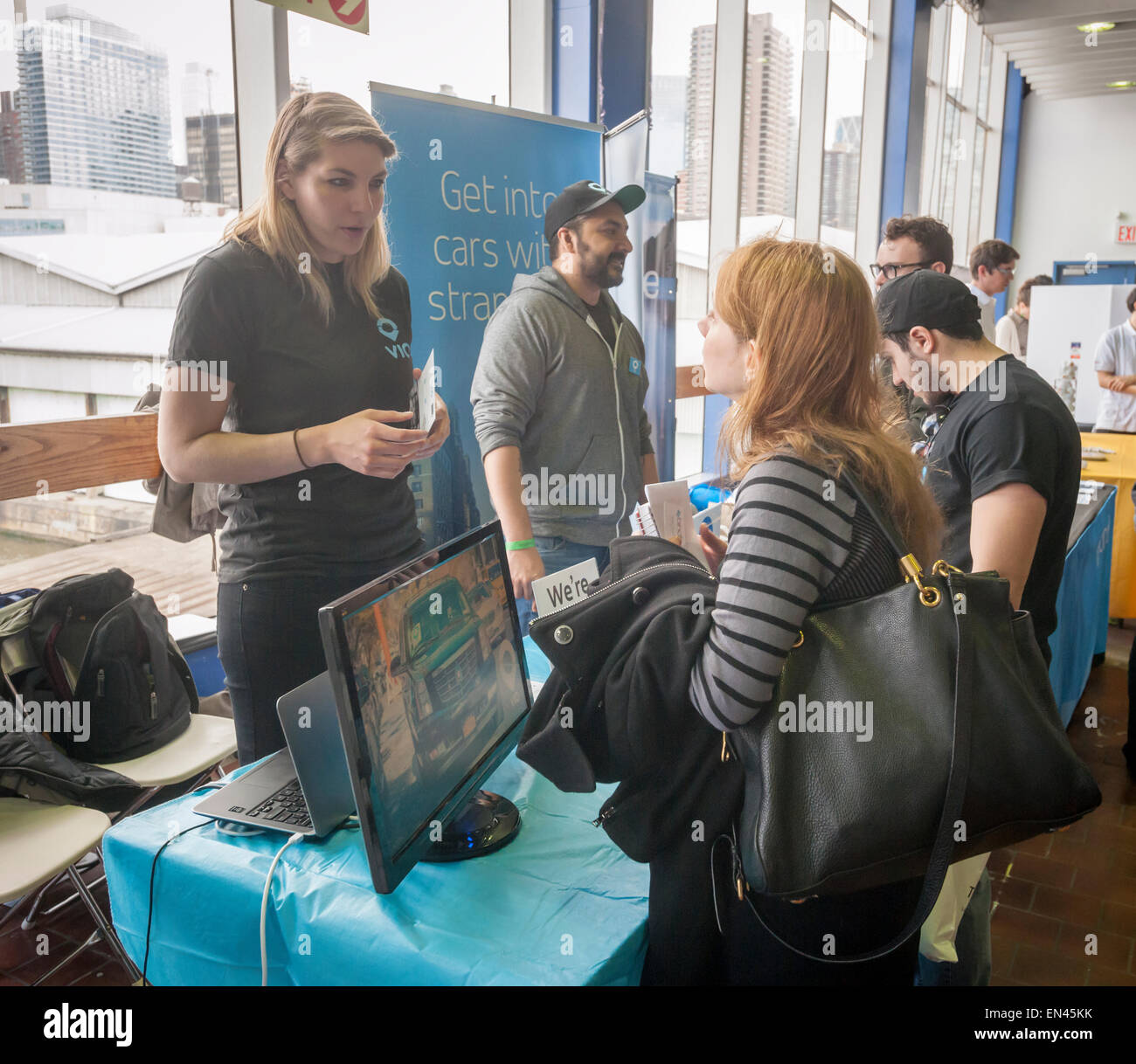 Un buscador de trabajo habla con un TechDay Via empleado en el evento de Nueva York el jueves, 23 de abril de 2015. Miles de personas asistieron a buscar trabajos con las startups y de relacionarse con sus compañeros. TechDay cuentas a sí misma como el evento Startup más grande del mundo con más de 300 expositores. (© Richard B. Levine) Foto de stock