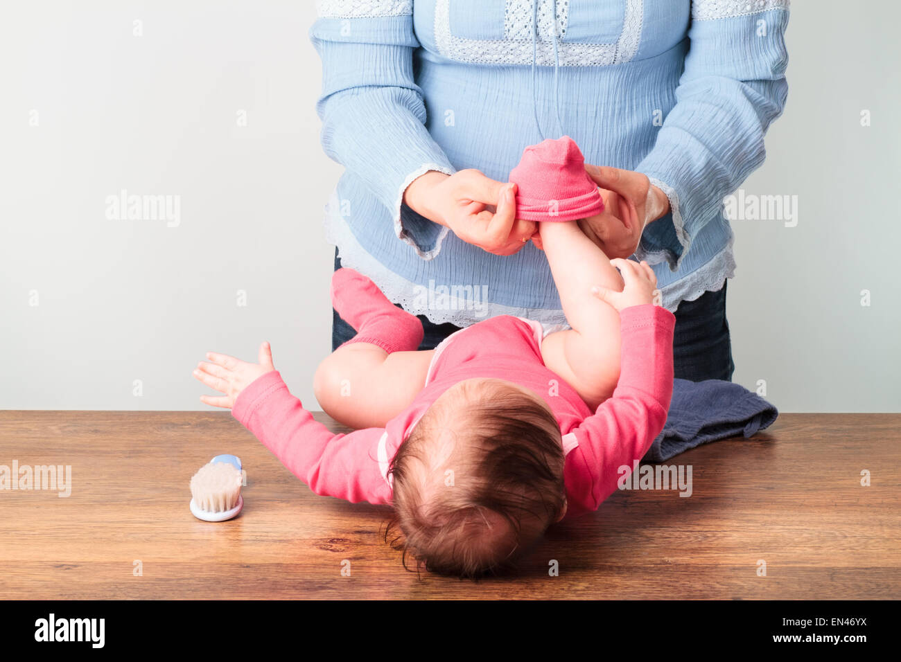 Mujer Y Niña Que Llevan Calcetines Divertidos Imagen de archivo - Imagen de  muchacha, riéndose: 48862167