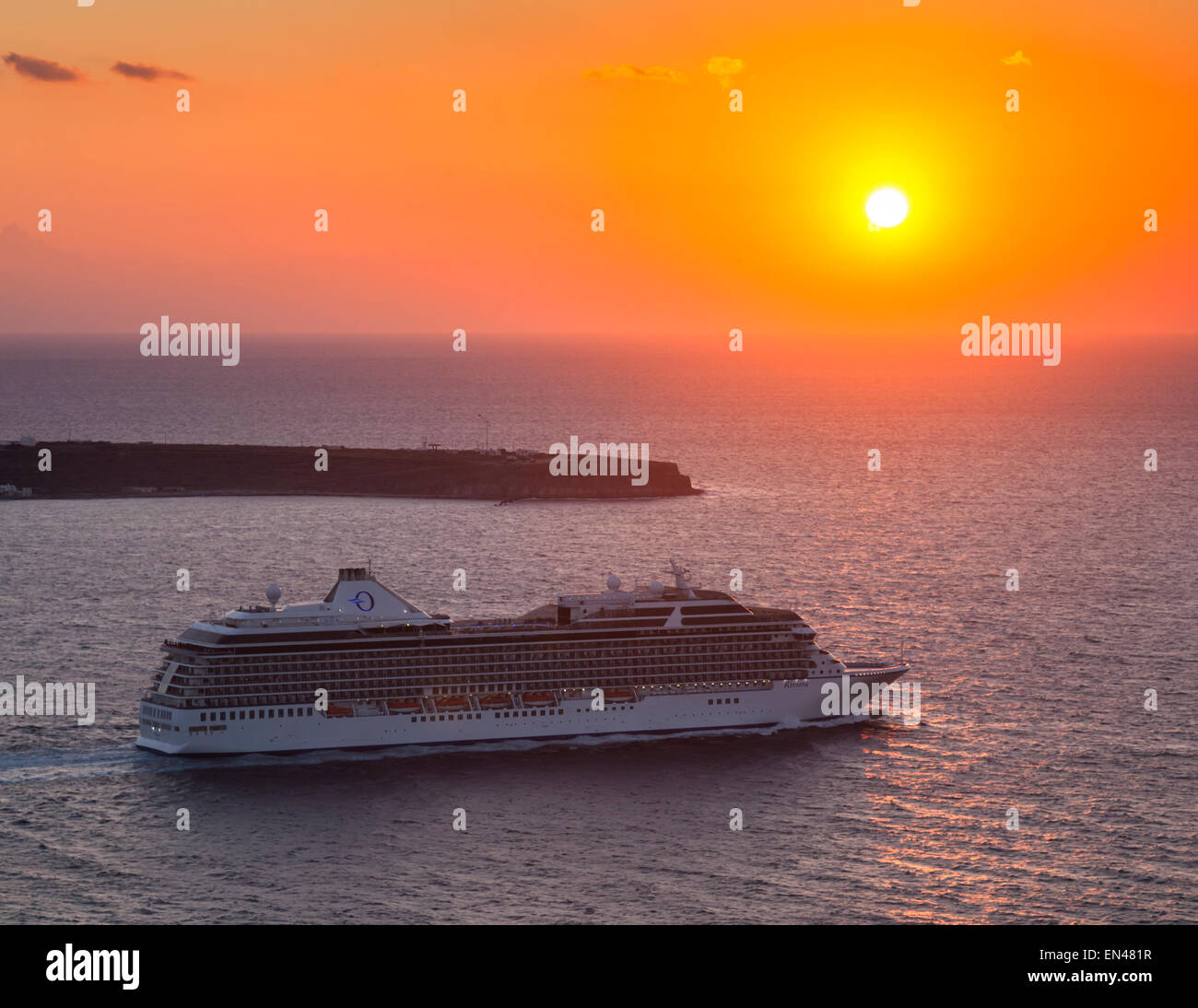 Crucero saliendo de Santorini por el atardecer rumbo a un nuevo destino, Thera, Grecia. Foto de stock