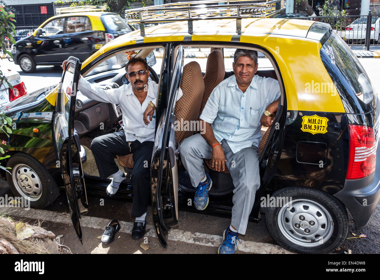 Mumbai India,Churchgate,Veer Nariman Road,taxi,conductor,hombre hombres,amigos,India150226082 Foto de stock