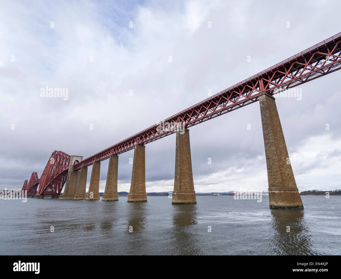 Forth Bridge, puente ferroviario en voladizo sobre el Firth of Forth, Edimburgo, Escocia, Reino Unido Foto de stock