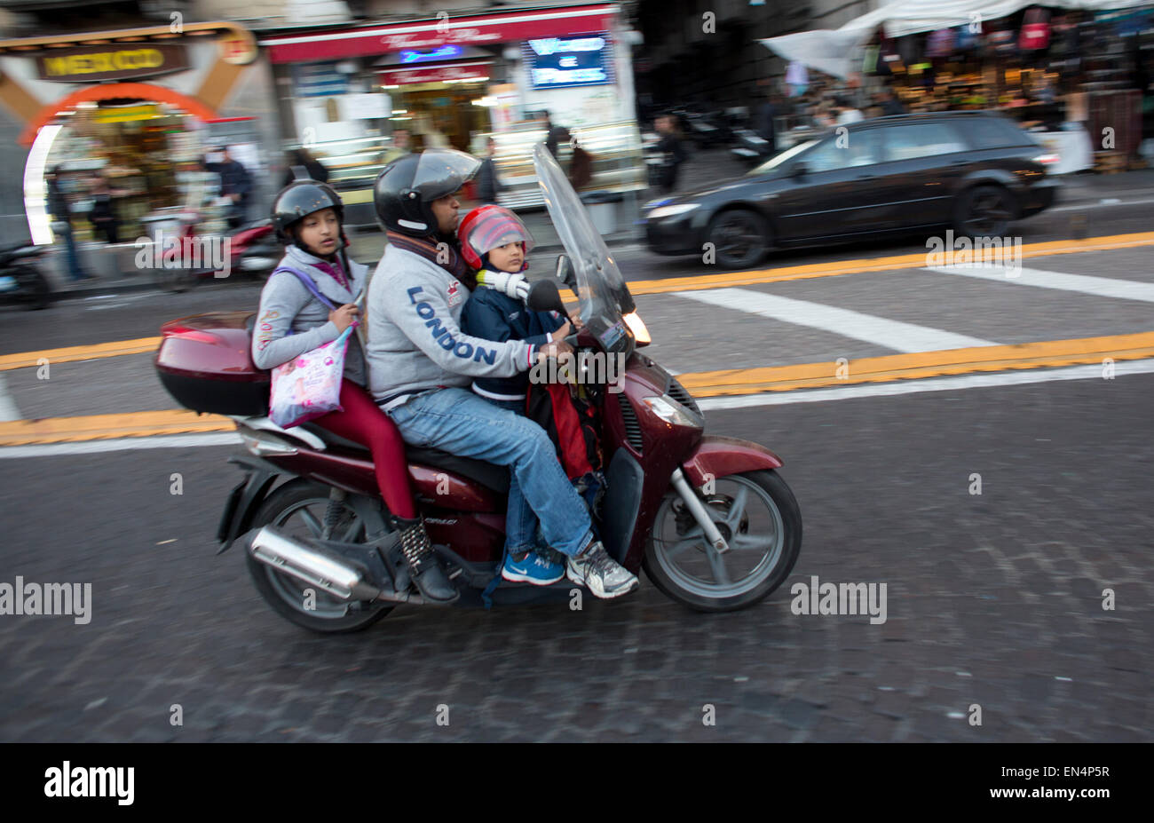 Scooters son el principal modo de transporte en Nápoles Foto de stock