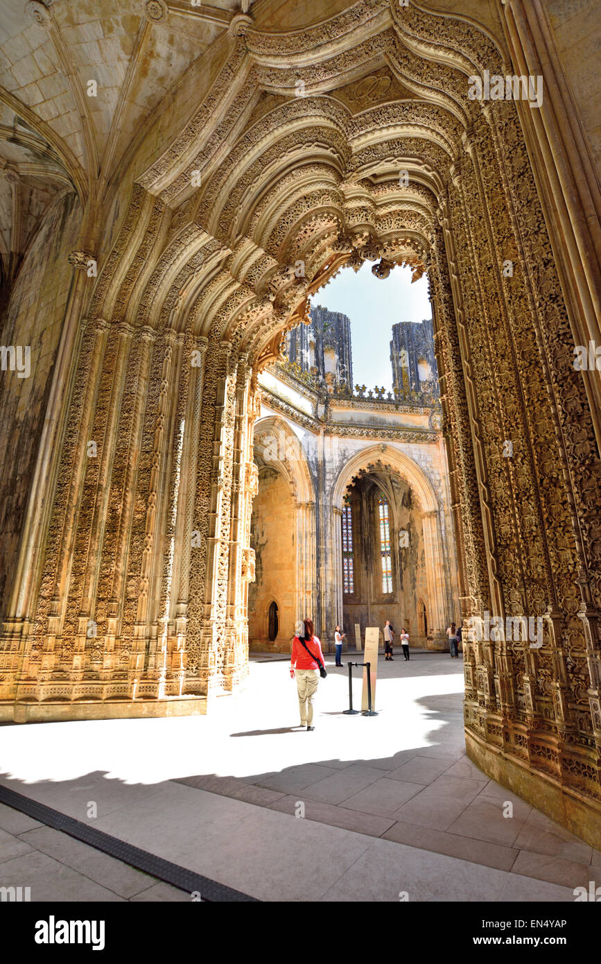 Portugal, Batalha: Los turistas que visitan las capillas inacabadas del Monasterio de Santa Maria da Vitoria Foto de stock