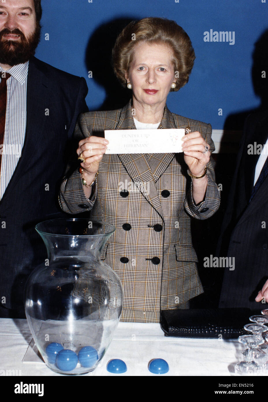 La Primera Ministra Margaret Thatcher hace semifinal de la Copa de la FA Escocesa dibujar en Ibrox en Escocia 10 de marzo de 1990. Dibujar el Dundee United o el Hibernian Foto de stock