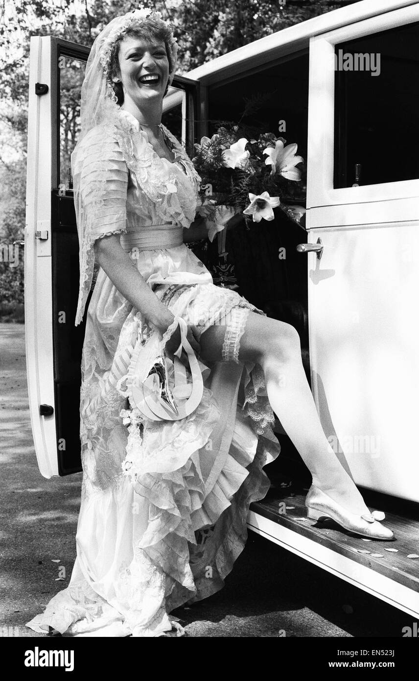La actriz Sherrie Hewson fotografiado durante su boda al ingeniero aeroespacial británico Ken Boyd en St. Andrews, Iglesia en Jamón común, Surrey. Llevaba un vestido de seda pura en 1910 y utilizó un Rolls Royce blanco Vintage 1929. El 15 de mayo de 1982. Foto de stock