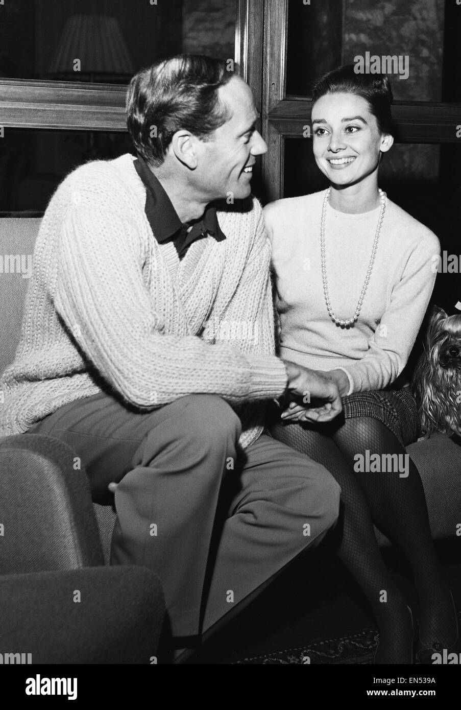 La actriz Audrey Hepburn foto con su marido actor estadounidense Mel Ferrer en Roma, Italia. El 8 de enero de 1960. Foto de stock