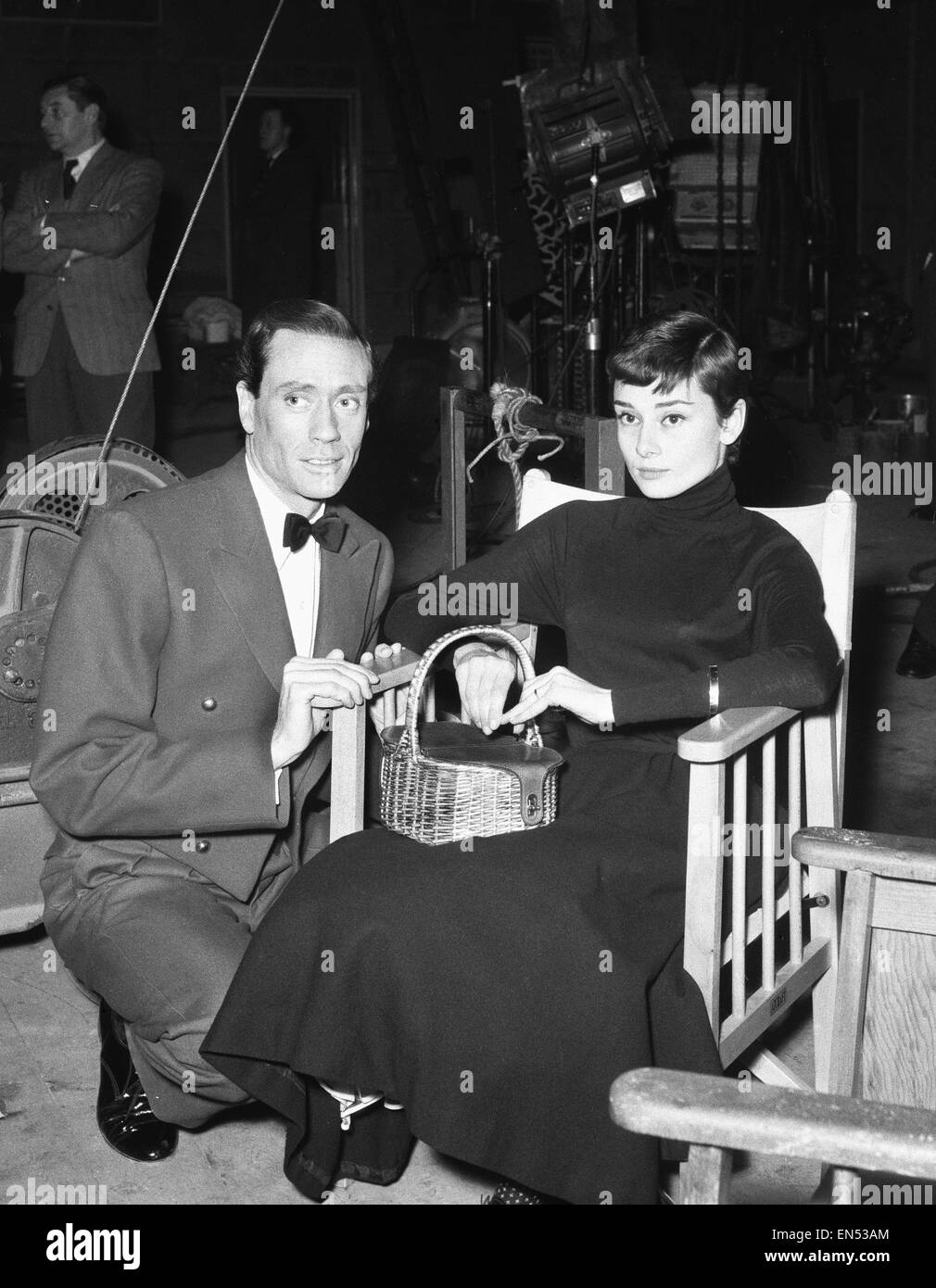 La actriz Audrey Hepburn con su marido actor estadounidense Mel Ferrer en Pinewood Studios. El 15 de febrero de 1955. Foto de stock