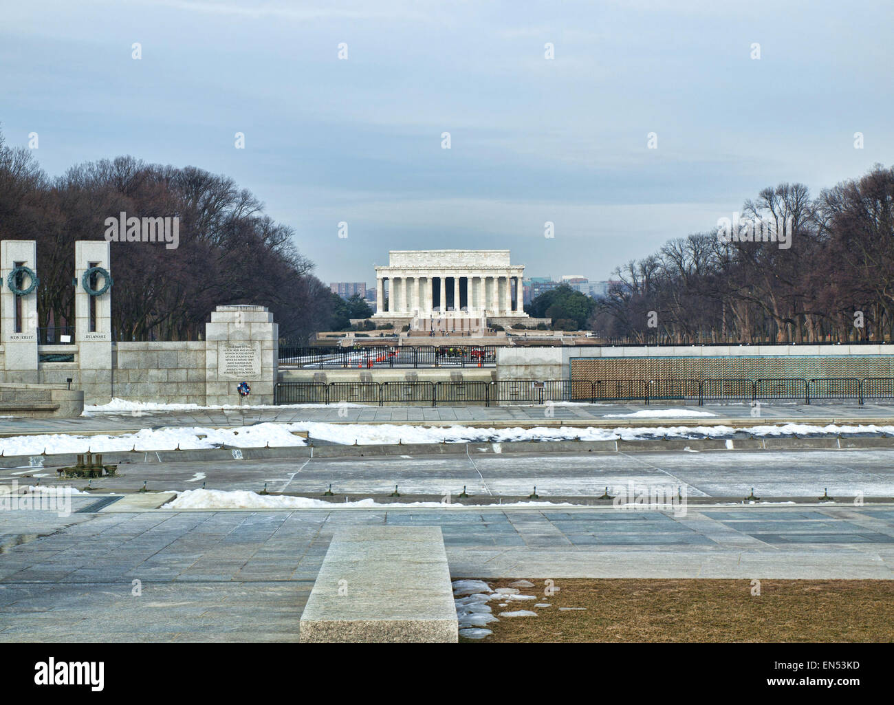 Washington, DC, el Monumento a Lincoln desde el Monumento Nacional de la Segunda Guerra Mundial Foto de stock