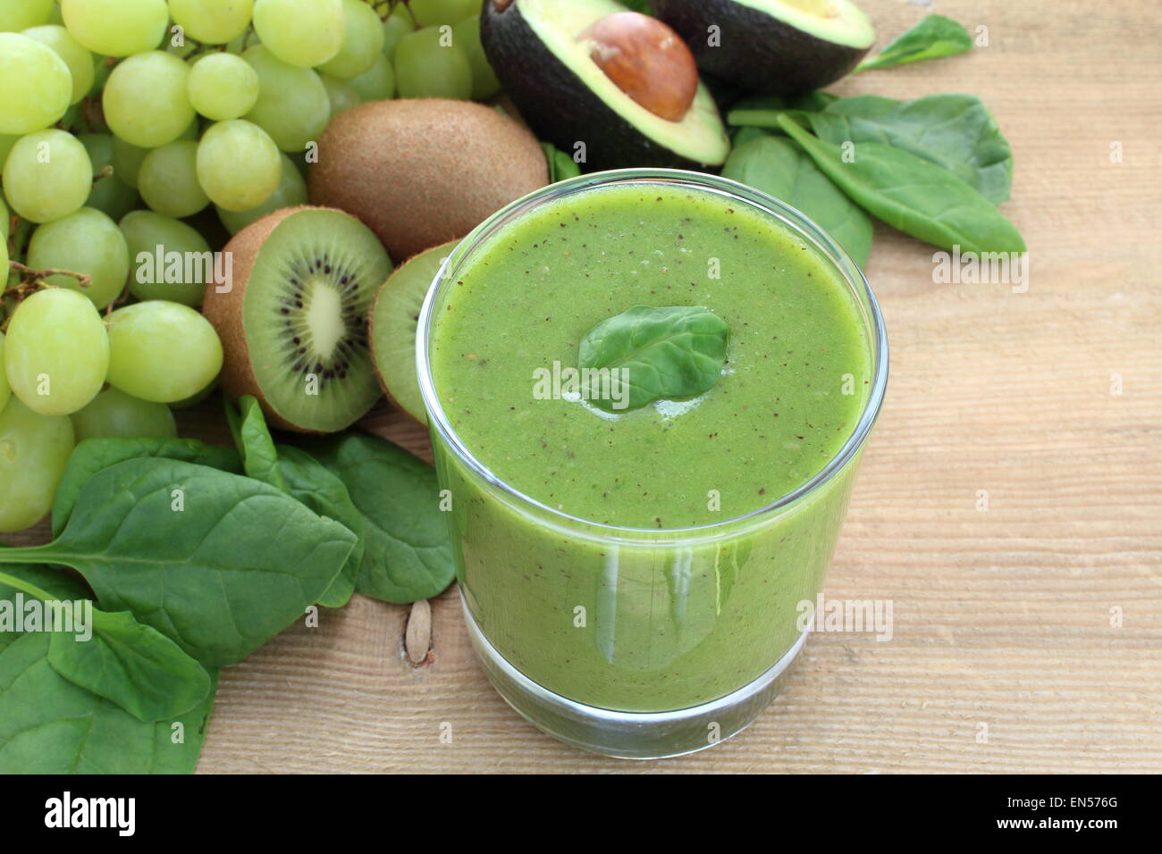 Smoothie verde ricos en fibra dietética : espinacas, uvas, kiwi y aguacate. Foto de stock