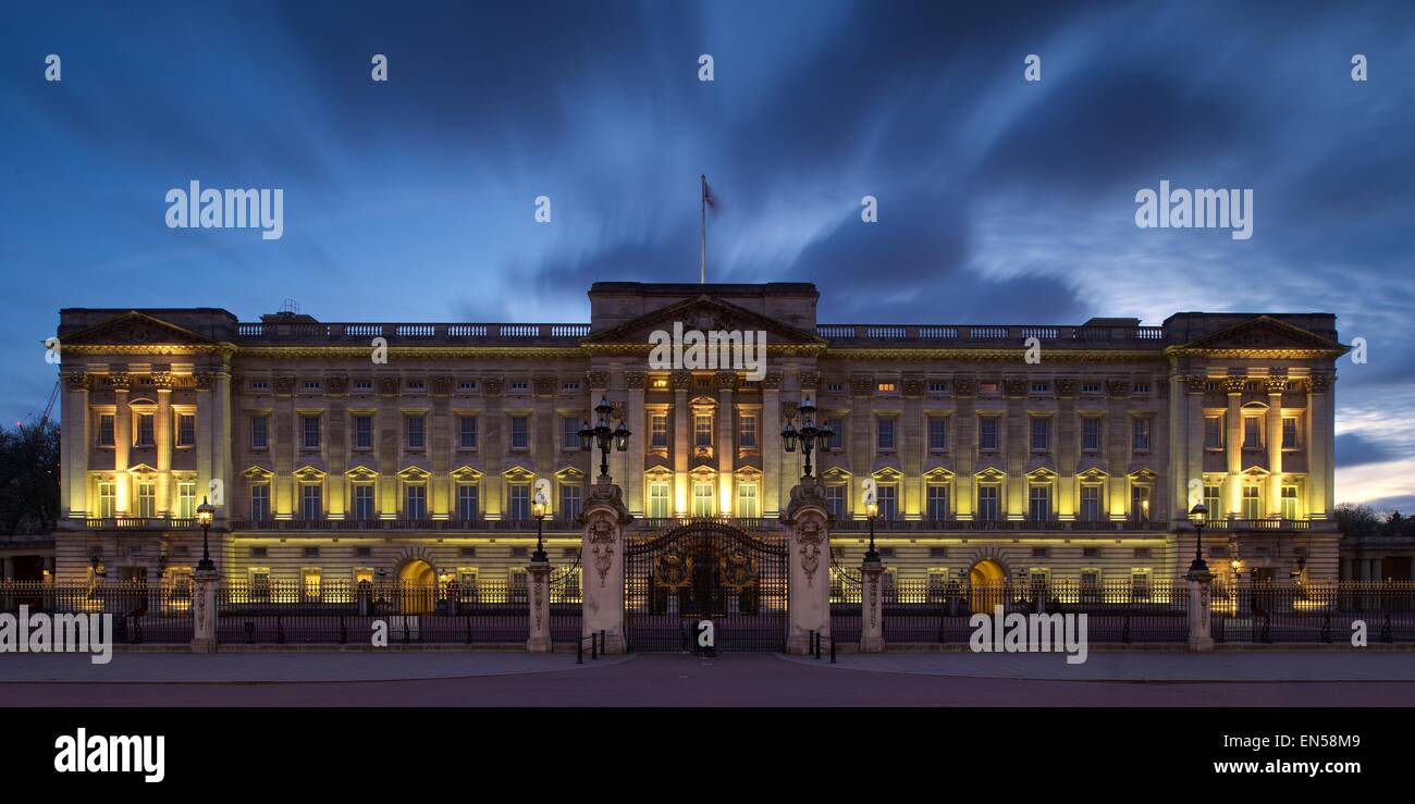 Un color de larga exposición imagen tomada en el Palacio de Buckingham en Londres mientras se enciende en un día ventoso Foto de stock