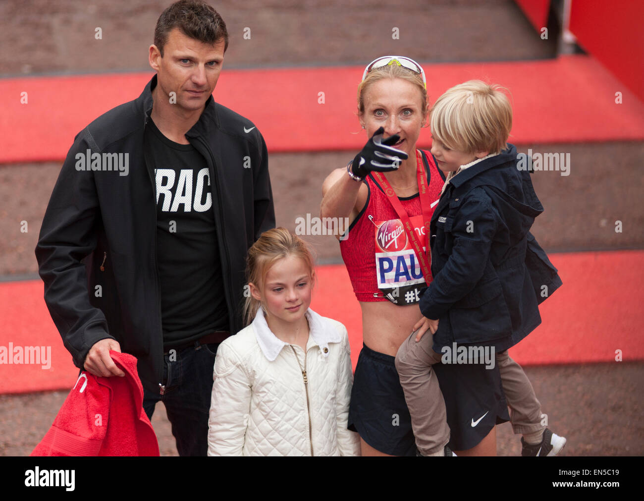 Paula Radcliffe en el Mall con su familia después de terminar la