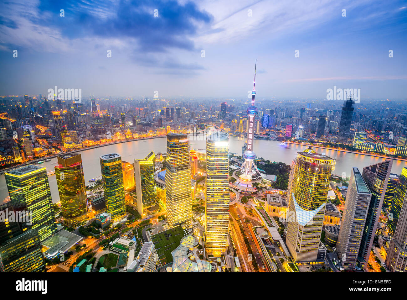 Shanghai, China el horizonte de la ciudad en el distrito financiero de Pudong. Foto de stock