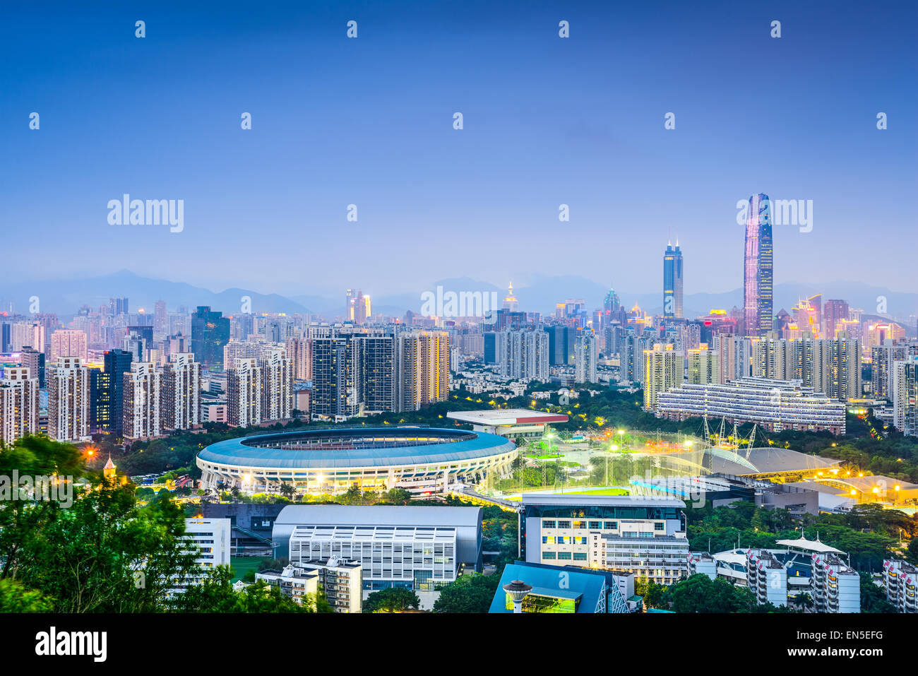 Shenzhen, China skyline del distrito financiero. Foto de stock