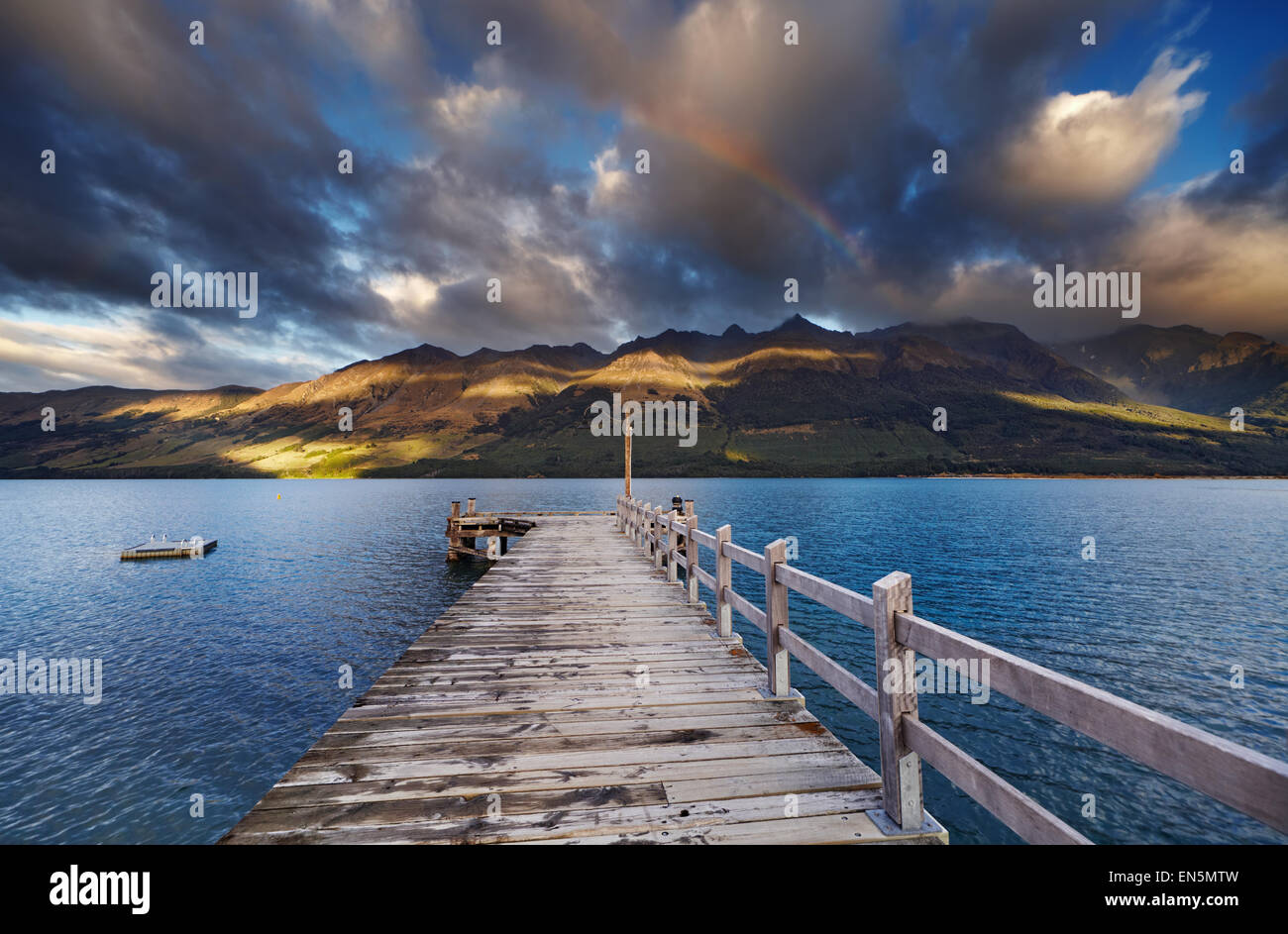 Muelle de madera, el lago Wakatipu, Glenorchy, Nueva Zelanda Foto de stock