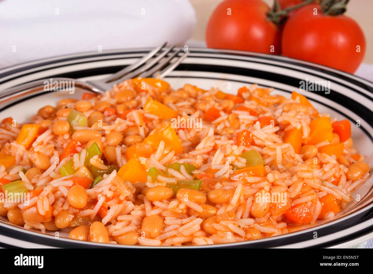 Arroz con frijoles y verduras servido en un plato Foto de stock