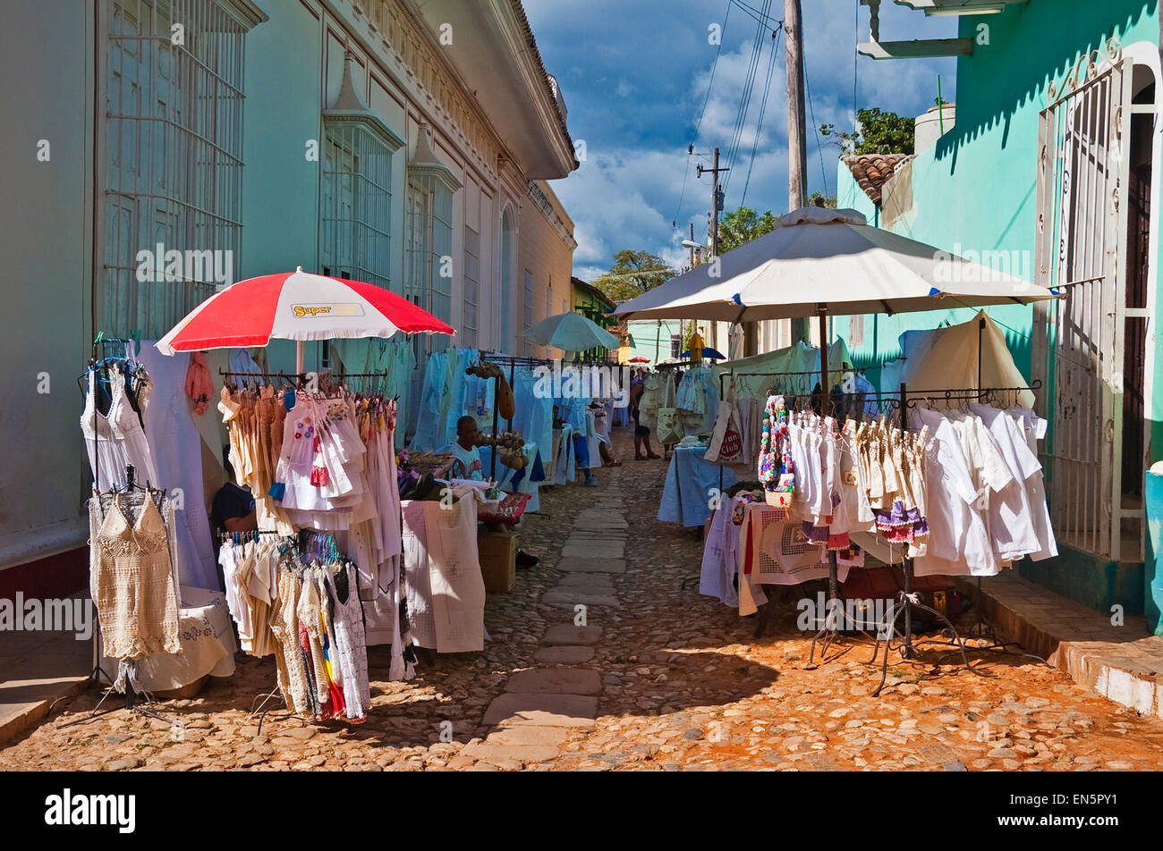 Vista horizontal de un mercado callejero de artesanías en Trinidad, Cuba. Foto de stock