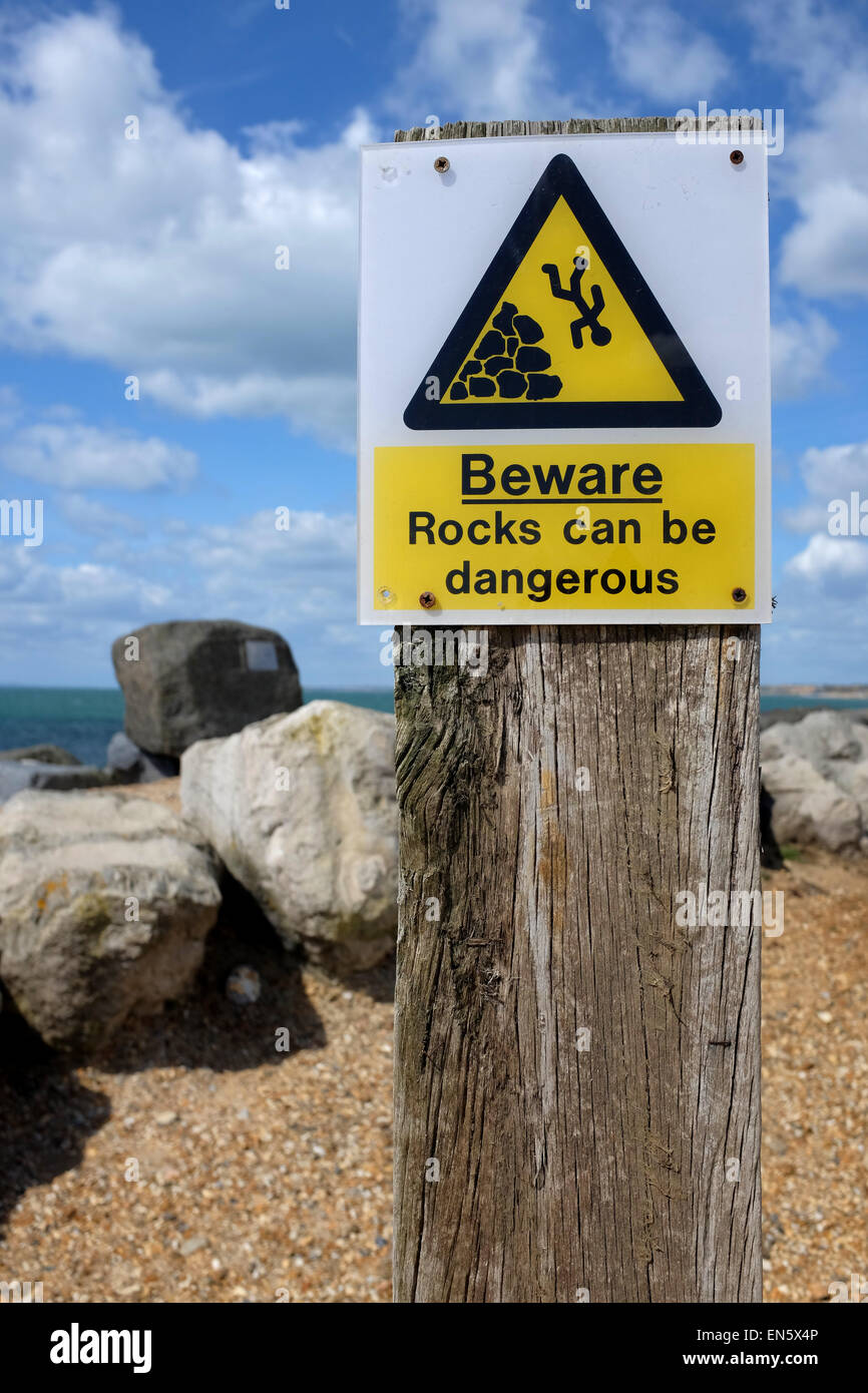 Las rocas pueden ser peligrosa señal de advertencia Foto de stock