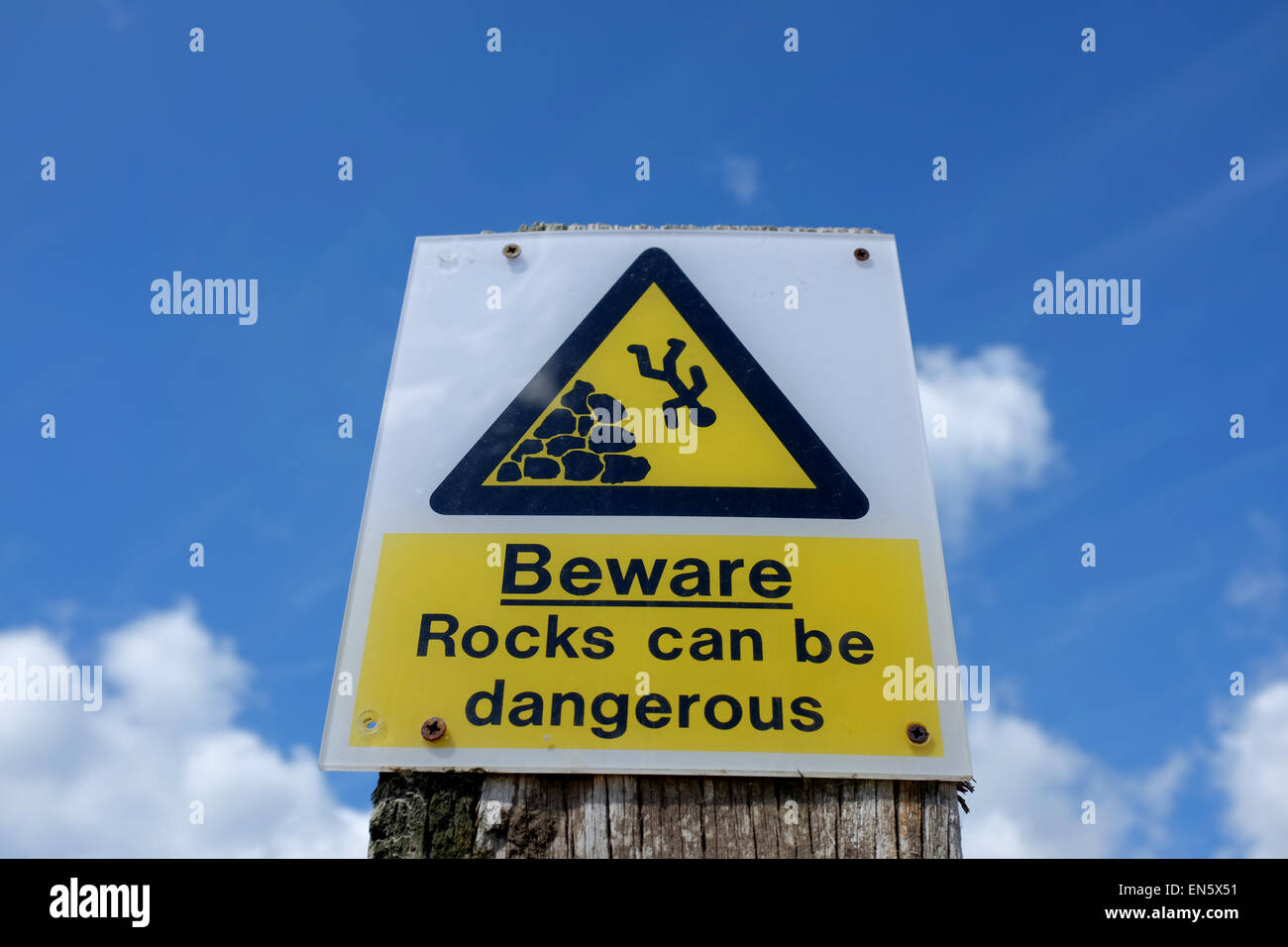 Las rocas pueden ser peligrosa señal de advertencia Foto de stock
