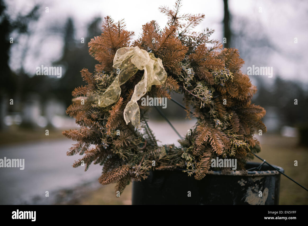 Corona de muerto sentado en la basura en cementerio Foto de stock