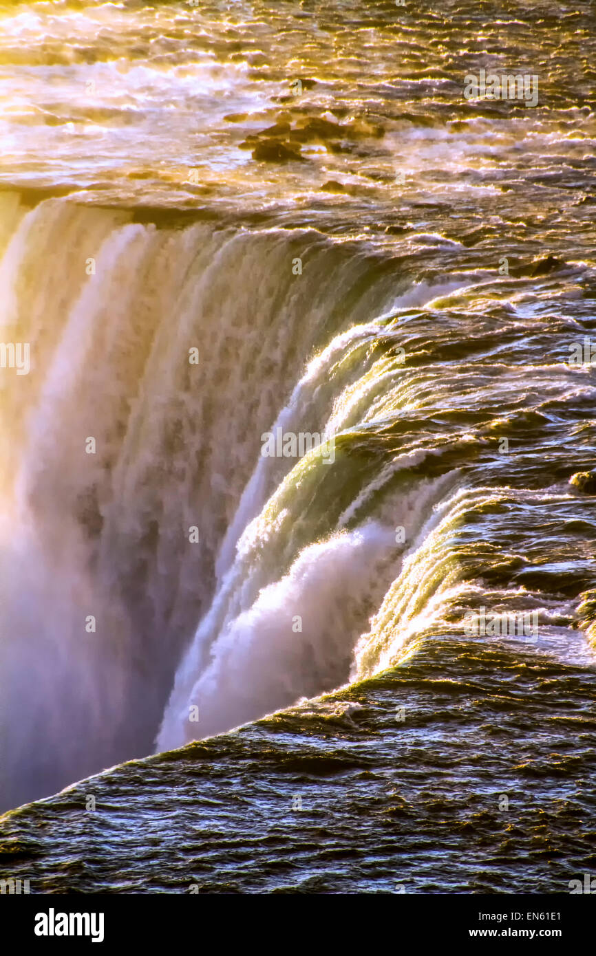 El agua saltó por encima del borde de la Horseshoe Falls, Canadá Foto de stock