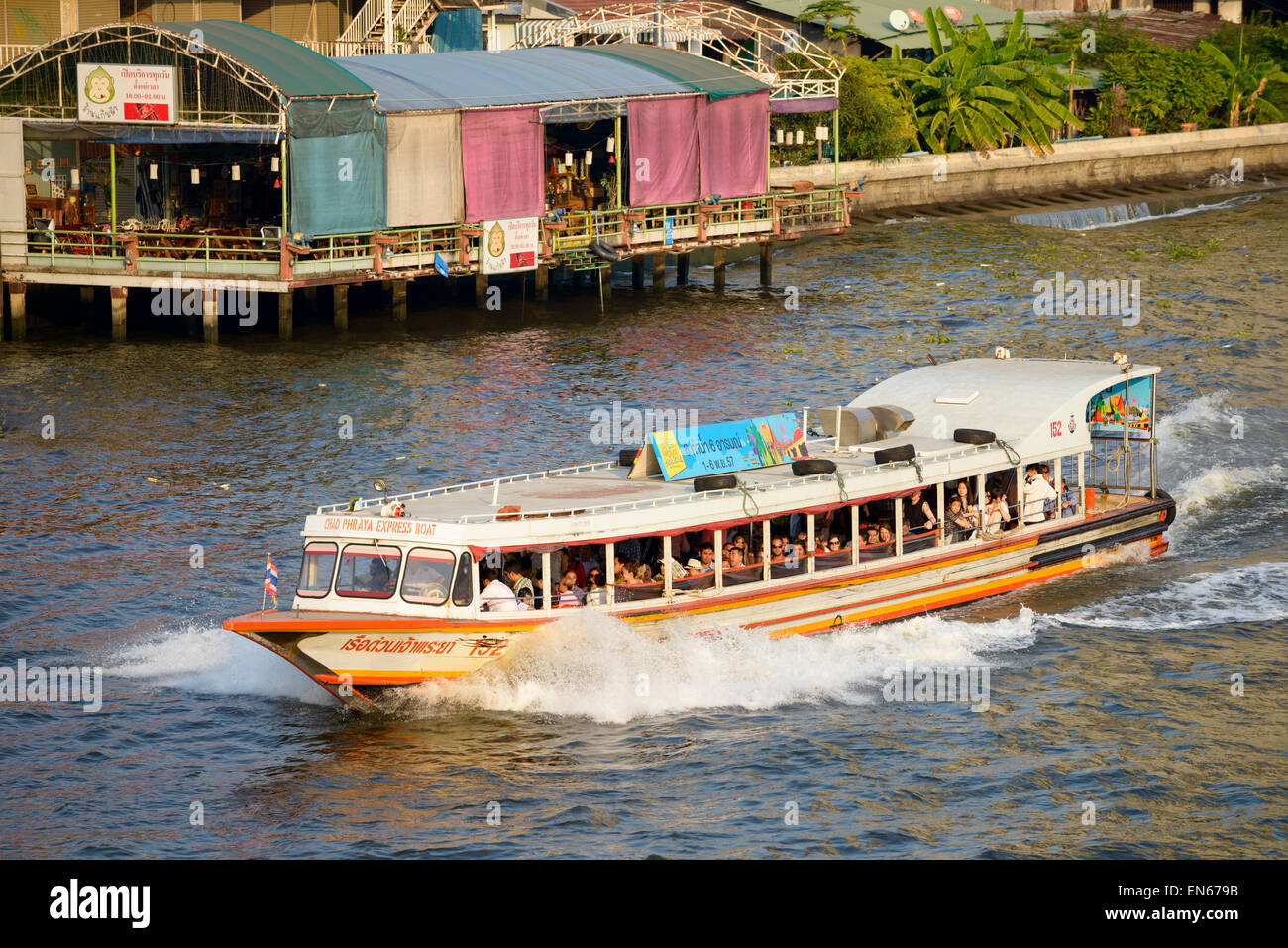 Bangkok, Tailandia: El Chao Phraya Express Servicio de Ferry es una de las formas más convenientes de transporte en esta ciudad. Transporte público rápido. Foto de stock