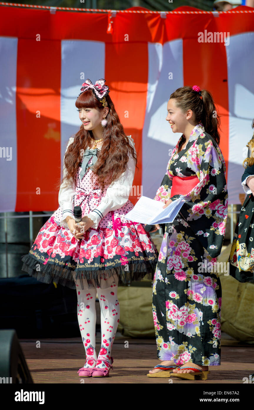 Un espectáculo de moda gótica kawaii (rama de Gothic Lolita) a un Japón / festival japonés. Las modas japonesas, vestidos, trajes, estilo, ropa inusual Foto de stock