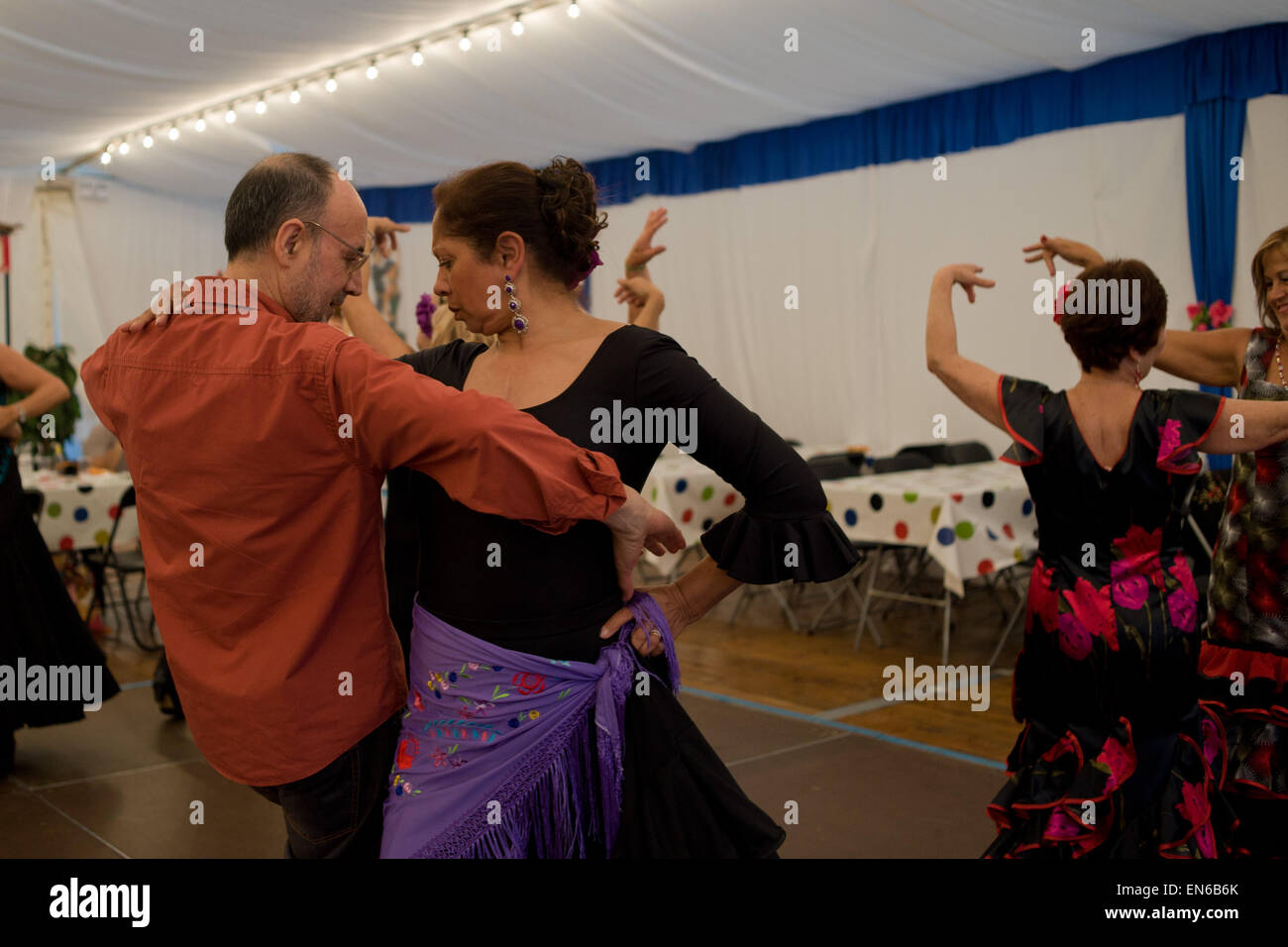 Una pareja bailando sevillanas (típico baile andaluz) durante la Feria de  Abril en Barcelona Fotografía de stock - Alamy