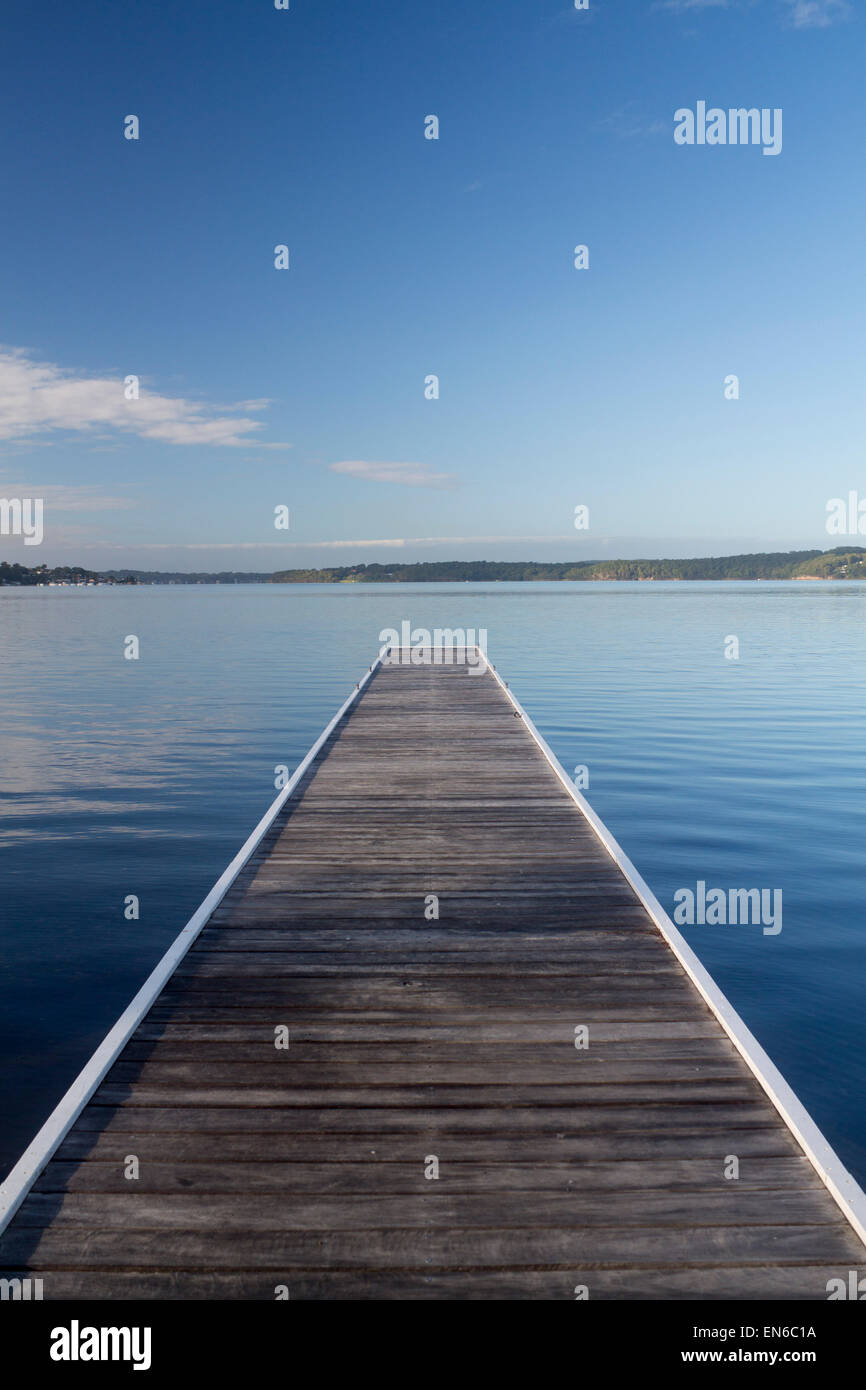 Muelle de madera en Warners Bay al amanecer amanecer Lago Macquaire, Nueva Gales del Sur (NSW, Australia Foto de stock
