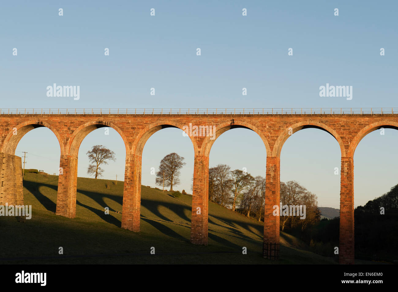 Leaderfoot viaducto sobre el río Tweed cerca de Melrose, en la frontera escocesa en el amanecer. Escocia Foto de stock