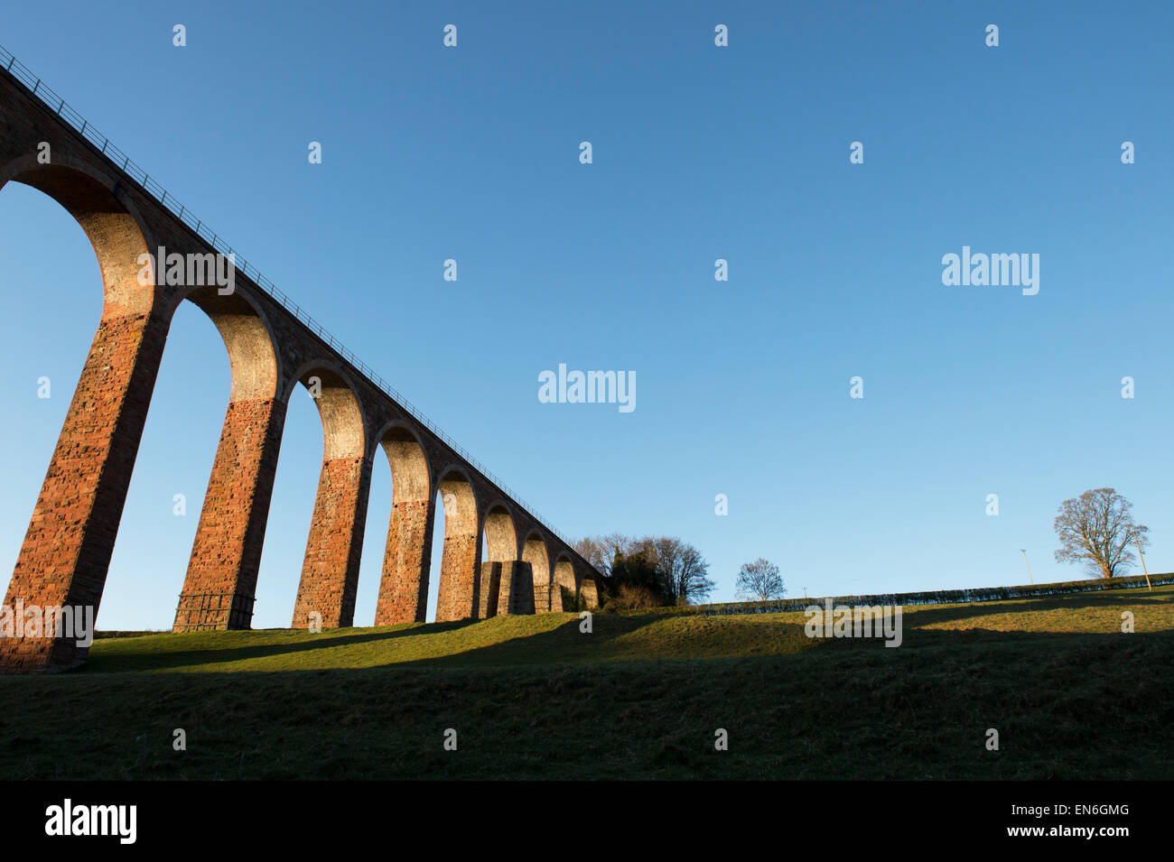 Leaderfoot viaducto sobre el río Tweed cerca de Melrose, en la frontera escocesa en el amanecer. Escocia Foto de stock