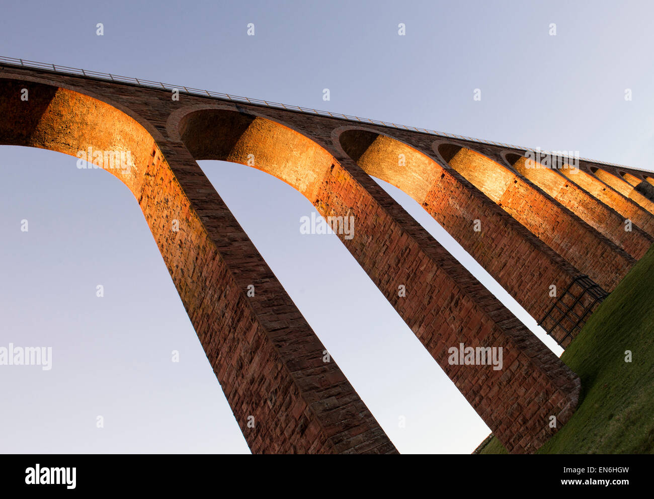 Leaderfoot viaducto sobre el río Tweed cerca de Melrose, en la frontera escocesa en el amanecer. Escocia Foto de stock