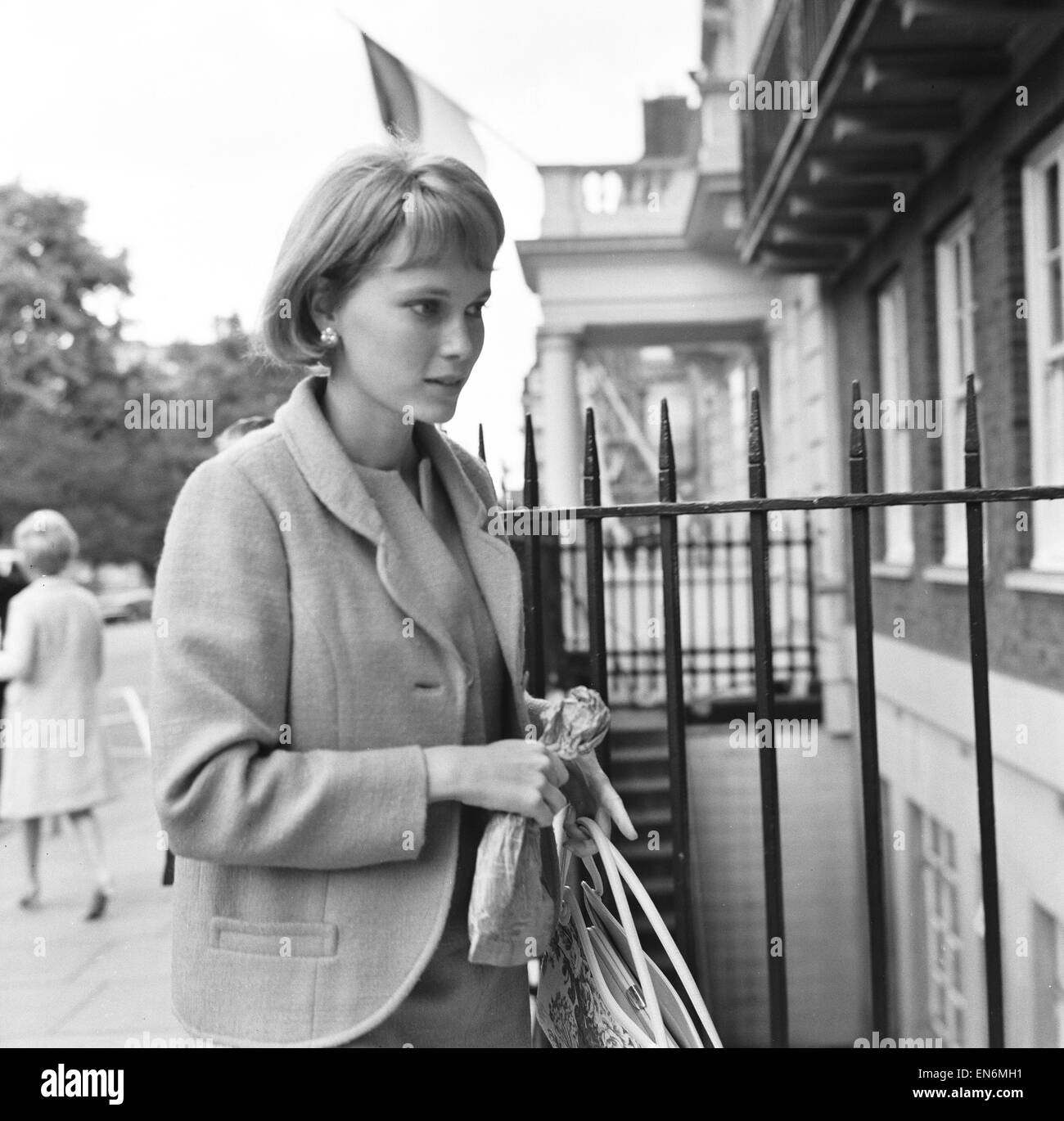 Mia Farrow esposa de Frank Sinatra, visto aquí Grosvenor Square regresar a su apartamento después de un viaje de compras en la ciudad. Ella era aún luciendo la peluca rubia que ella había sido visto anteriormente en el día. 4º de agosto de 1966. Foto de stock